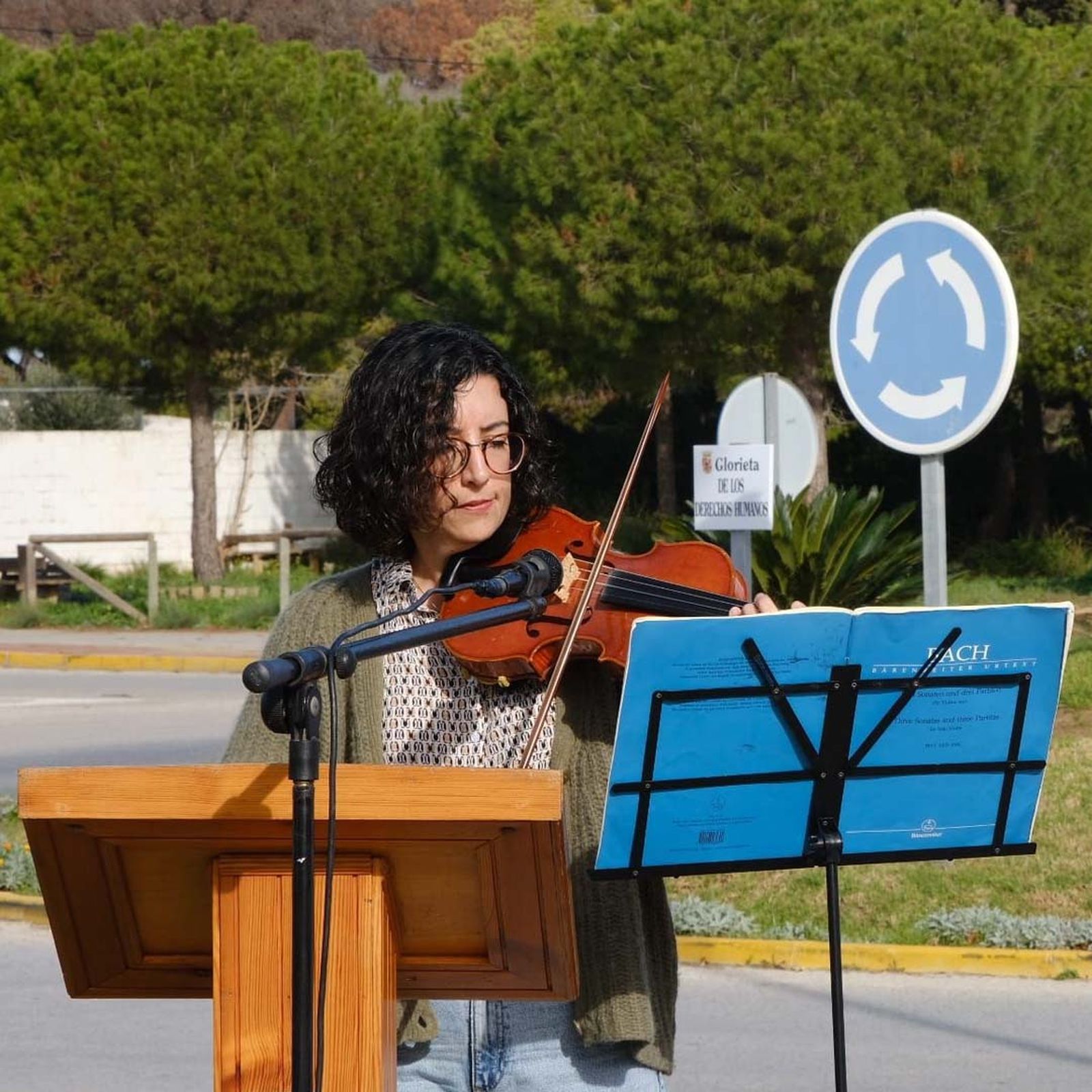Raquel Pavón interpreta una pieza al violín dirante el acto