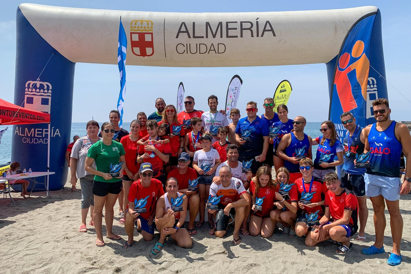 Foto de familia en el podio con parte de los nadadores ganadores de la Travesía a Nado Ciudad de Almería Carlos Tejada.