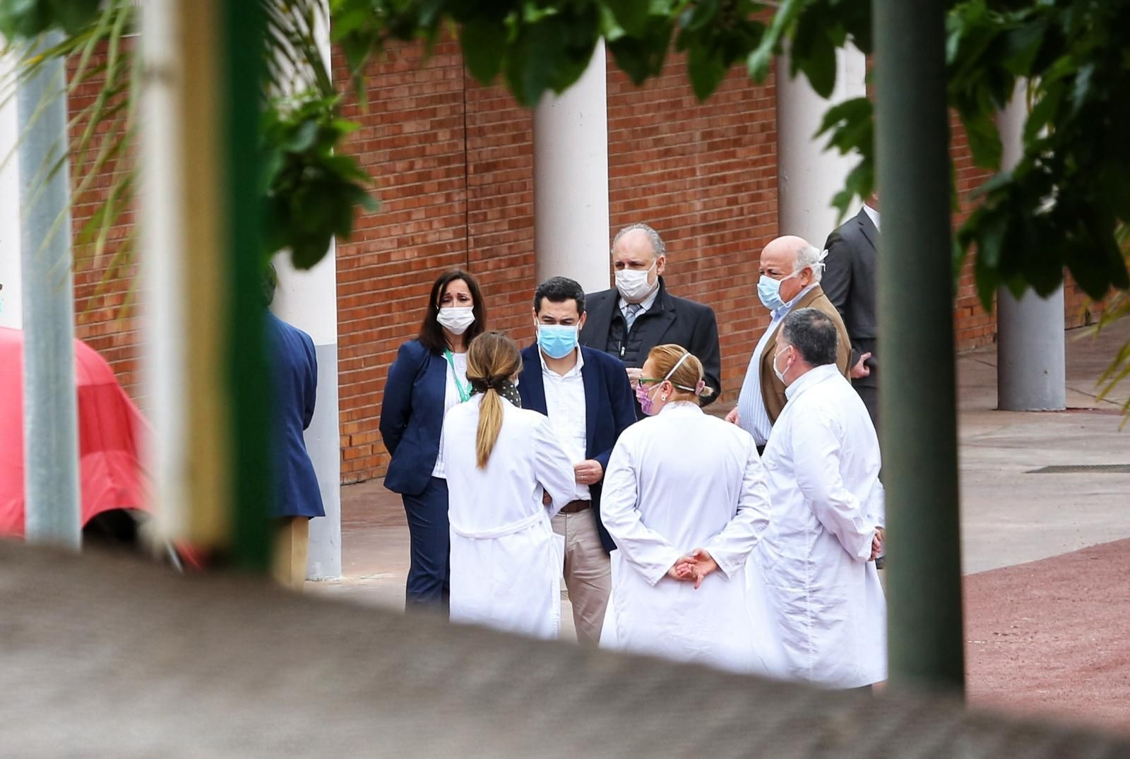 Juan Manuel Moreno Bonilla dialoga con personal sanitario en las instalaciones de Carranque.