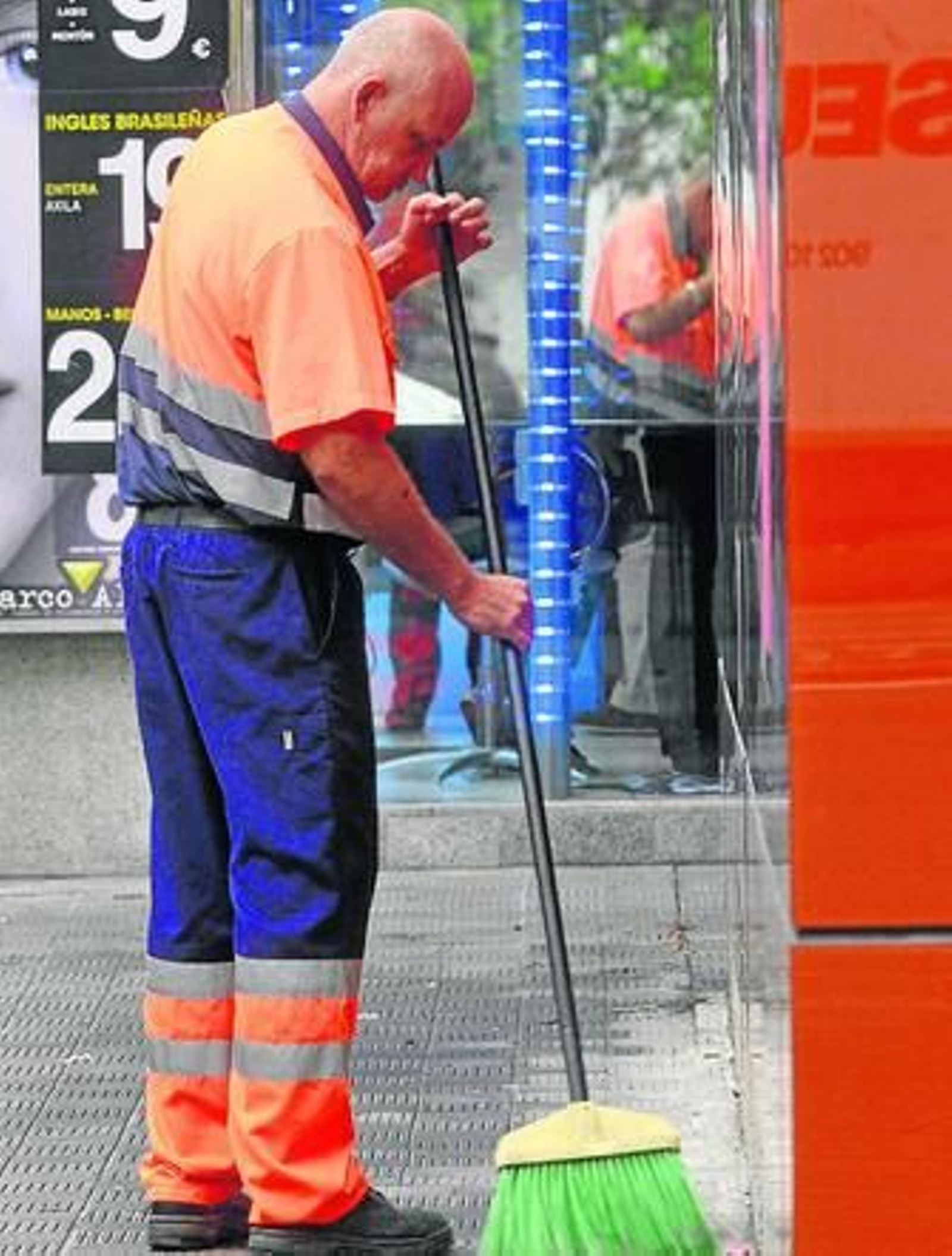 Un operario de Lipasam cumple con su jornada laboral en una calle del centro de la ciudad.