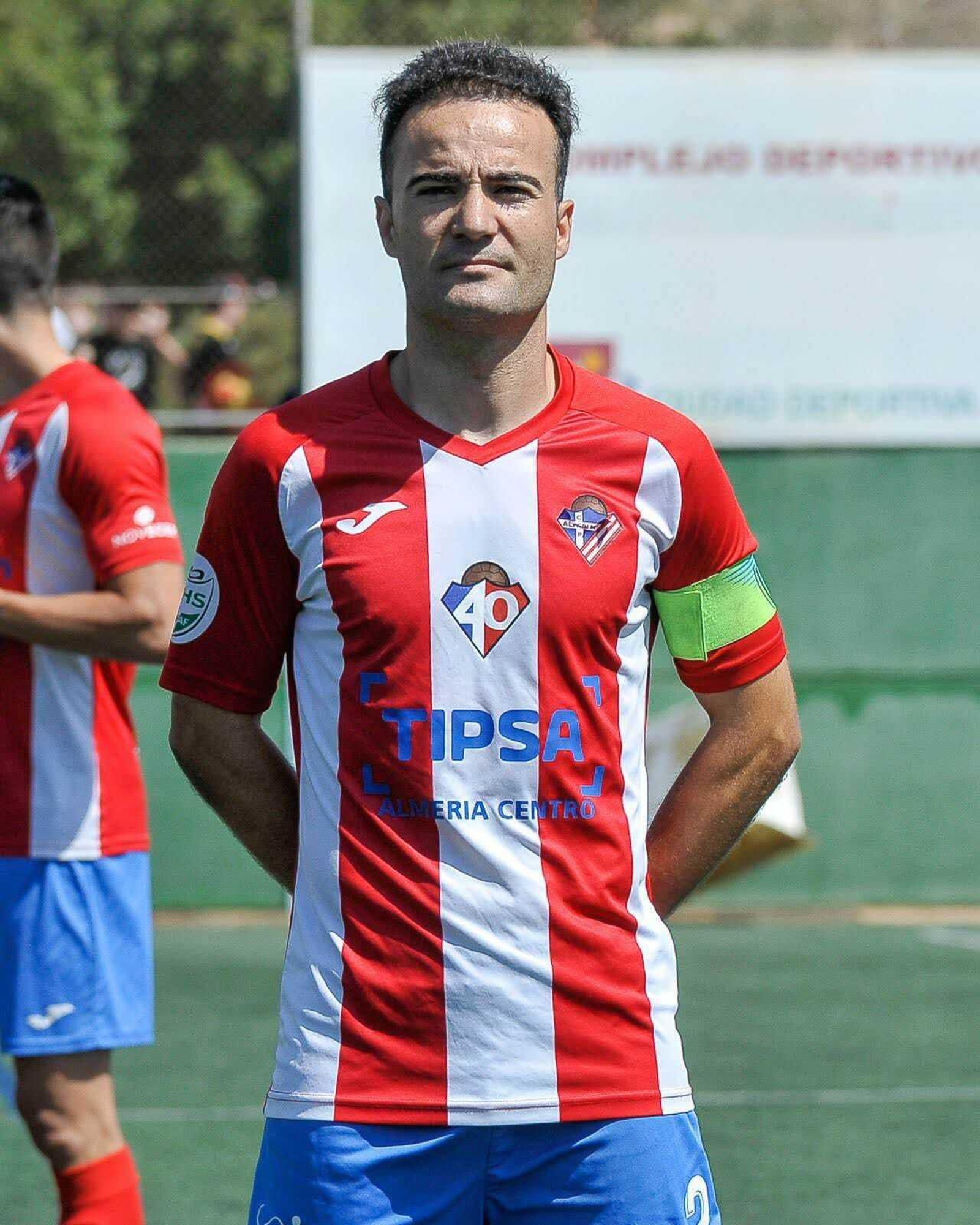 Linares, con la camiseta del Poli Almería.