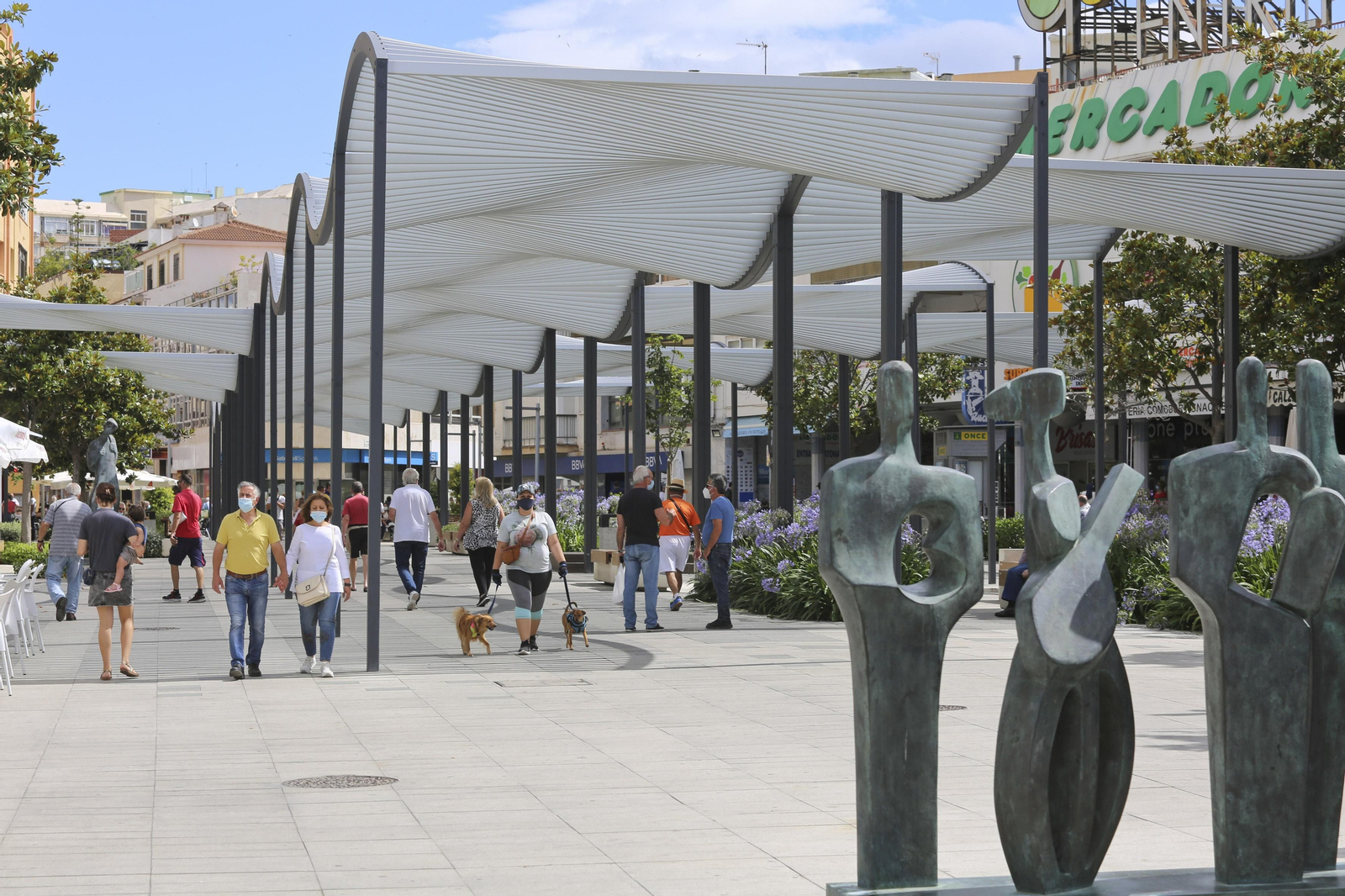 Vairas personas pasean por Torremolinos este jueves.