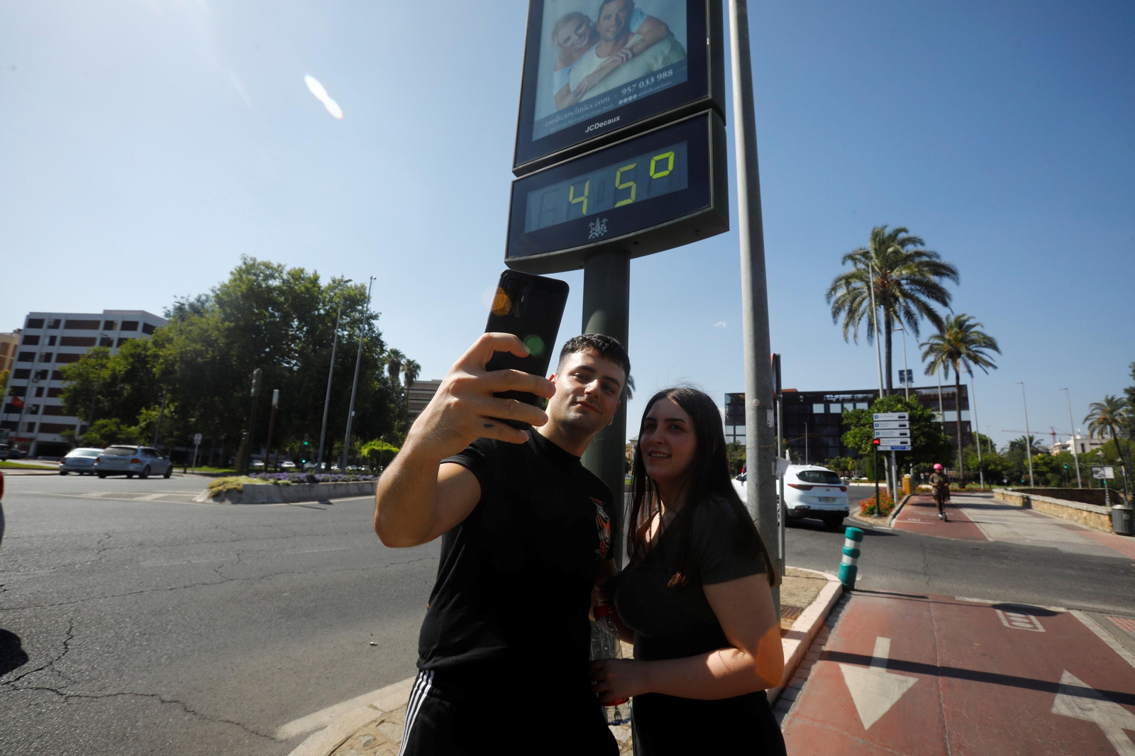 Dos jóvenes se retratan en una ola de calos en Córdoba el verano pasado. Dos jóvenes se retratan en una ola de calos en Córdoba el verano pasado.