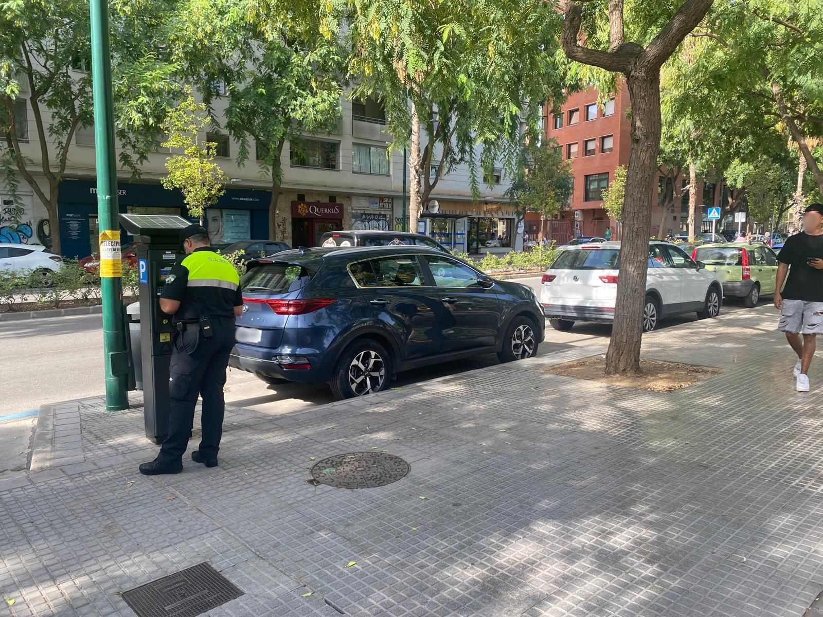 Trabajador del SARE revisando la nueva zona azul en Avenida de Las Américas, este lunes