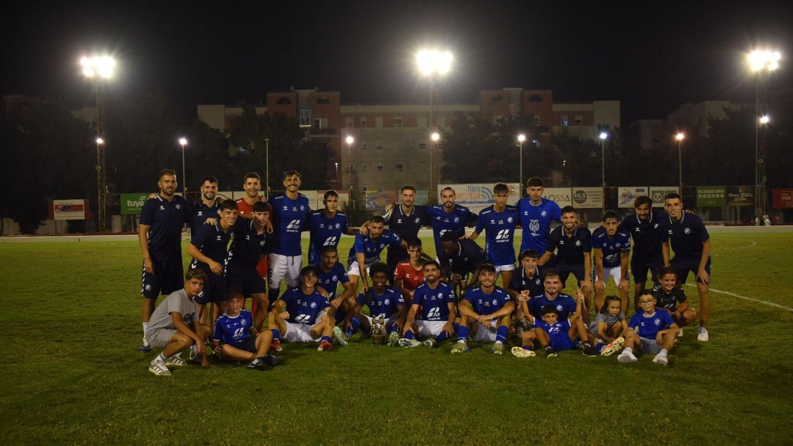 Los jugadores del Xerez DFC posan al final del partido con el Trofeo de la Vendimia conquistado ante el Chiclana.