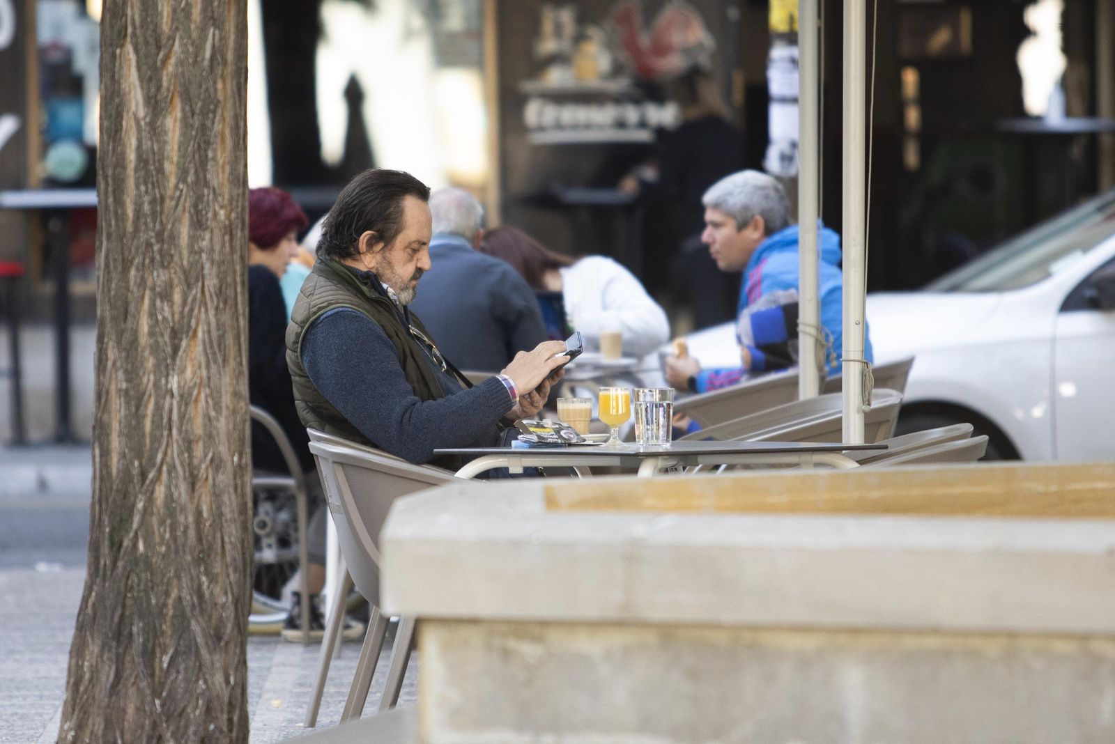 Fotos de cafeterías, parques y la 'Marcha Verde' vacía en el domingo de Granada