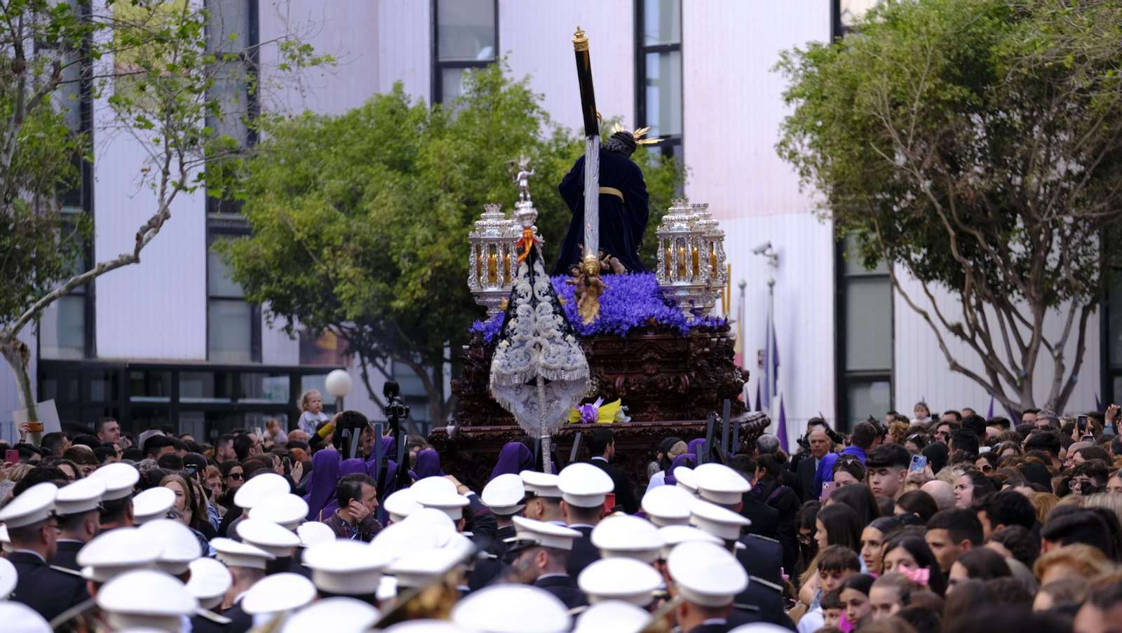 Pasión vuelve a su Iglesia de Santa Teresa azotada por la lluvia