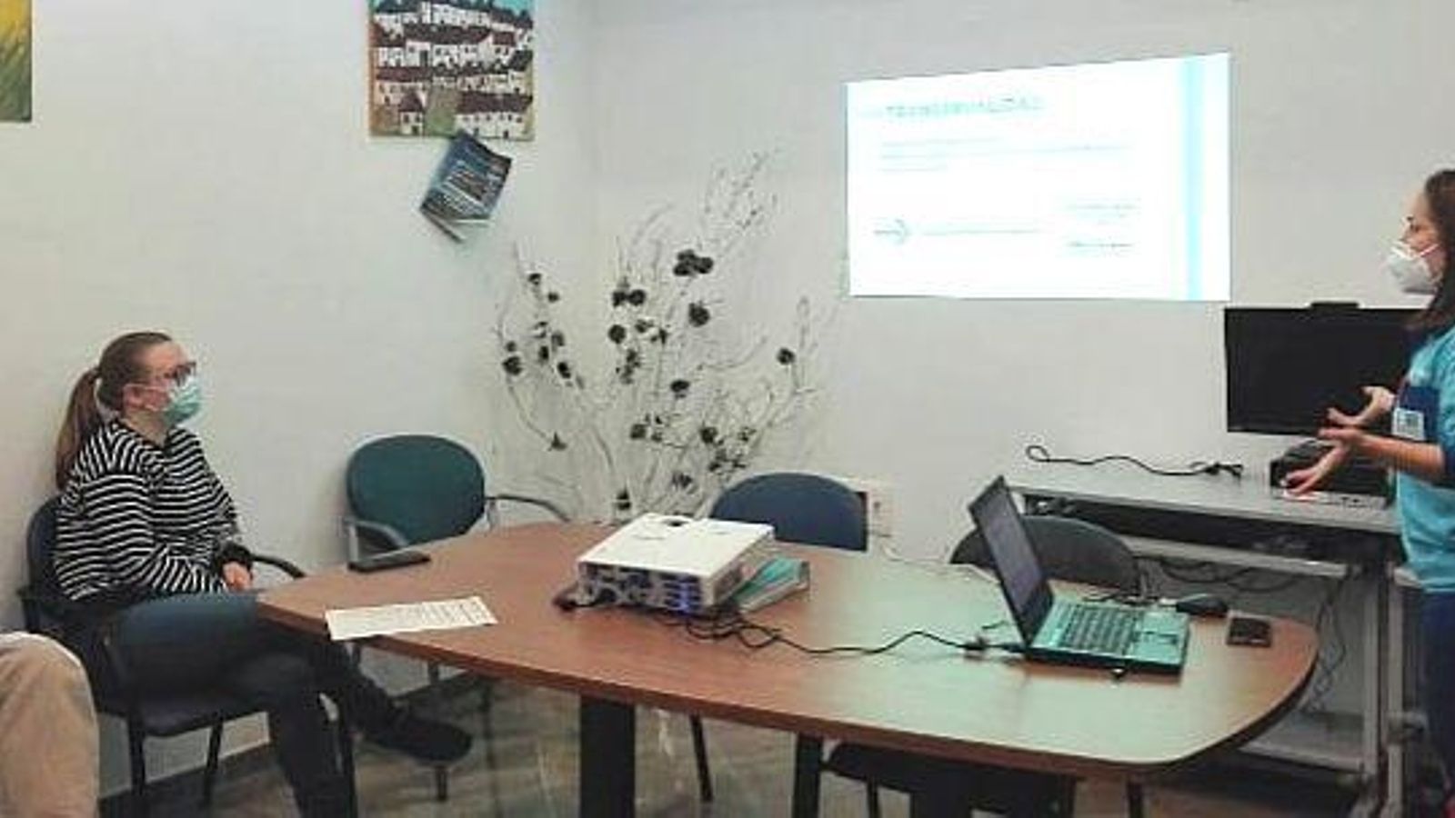 Una residente de un centro de salud de Madrid durante la sesión clínica que tienen que desarrollar como actividad en el programa docente.