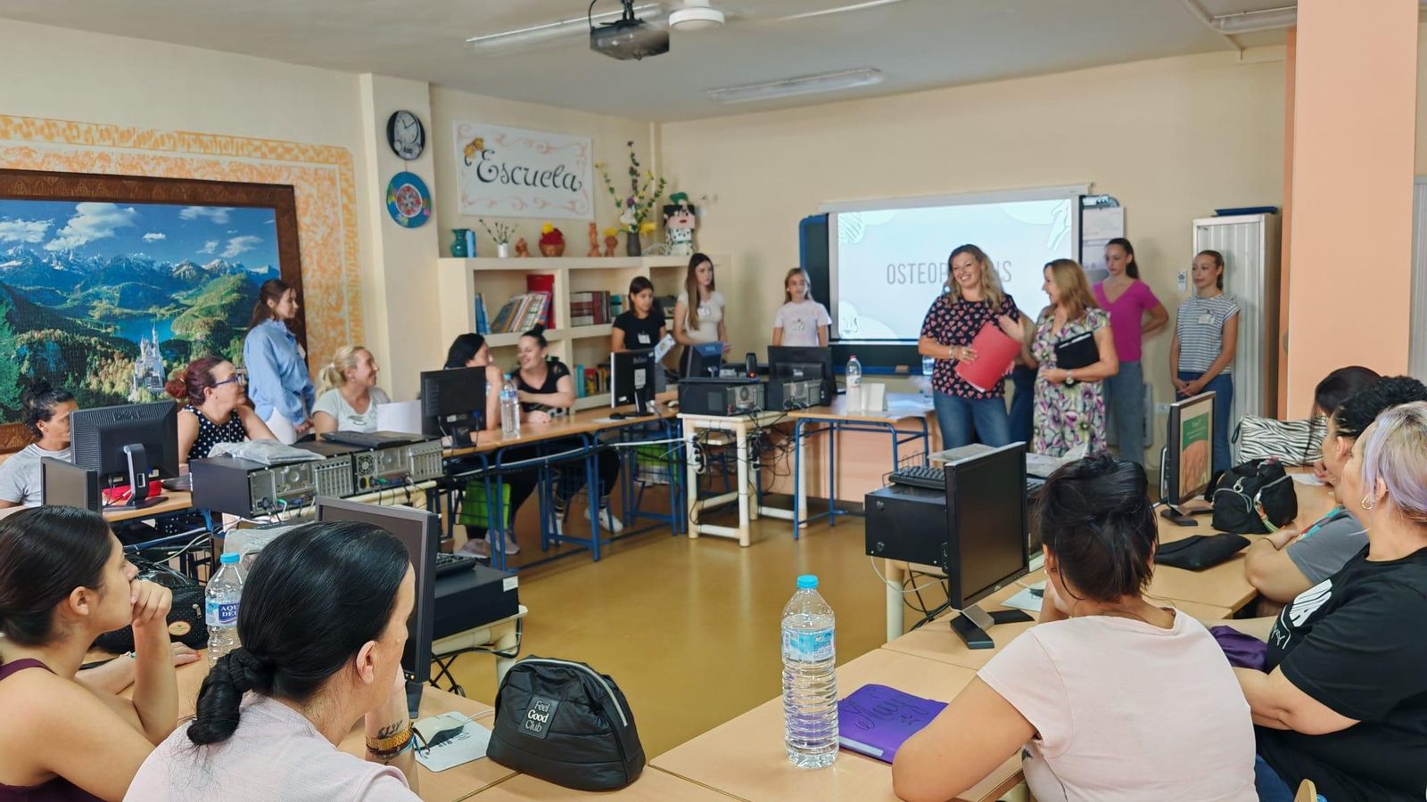 La subdirectora Pilar Casado presenta esta actividad a las internas.