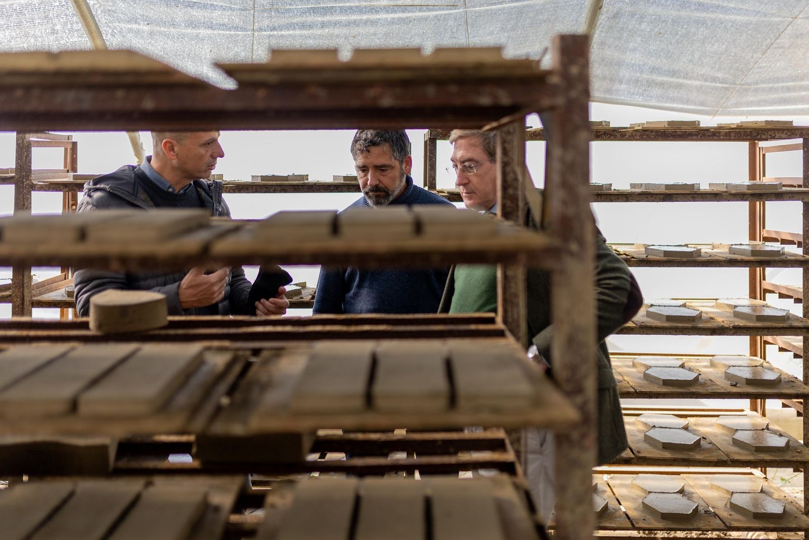 El presidente del Puerto de Sevilla, Rafael Carmona, durante a visita al tejar.