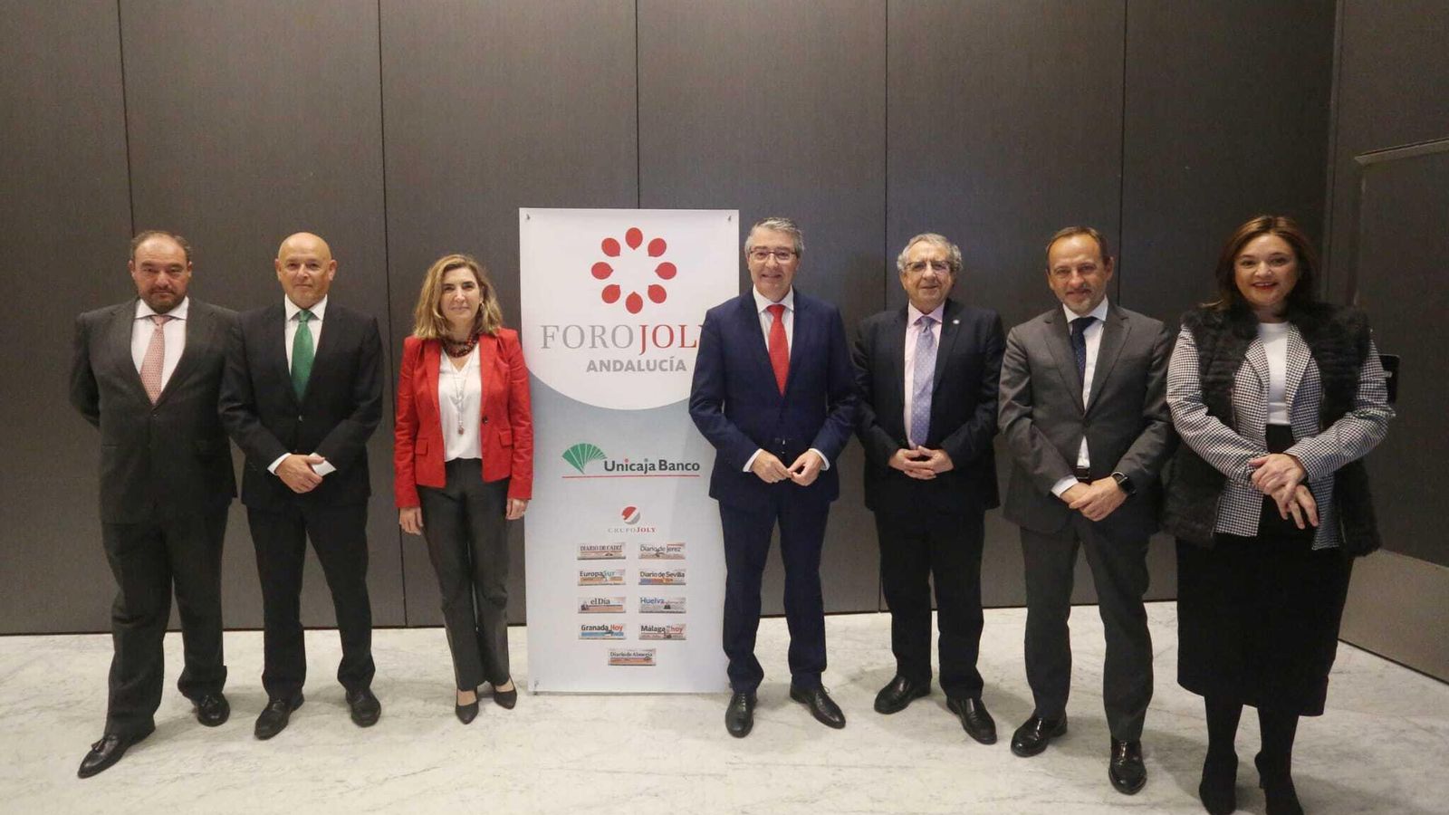 Tomás Valiente, Fernando Ríos, Rocío Blanco, Francisco Salado, José Ángel Narváez, Agustín Sánchez y Margarita del Cid antes del Foro Joly Unicaja Banco. Tomás Valiente, Fernando Ríos, Rocío Blanco, Francisco Salado, José Ángel Narváez, Agustín Sánchez y Margarita del Cid antes del Foro Joly Unicaja Banco.