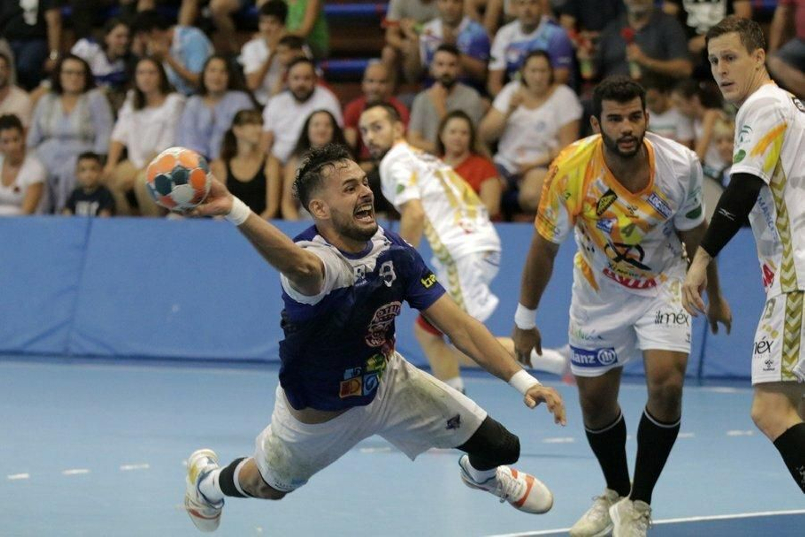 Un jugador del Benidorm supera la defensa del Ángel Ximénez-Avia.