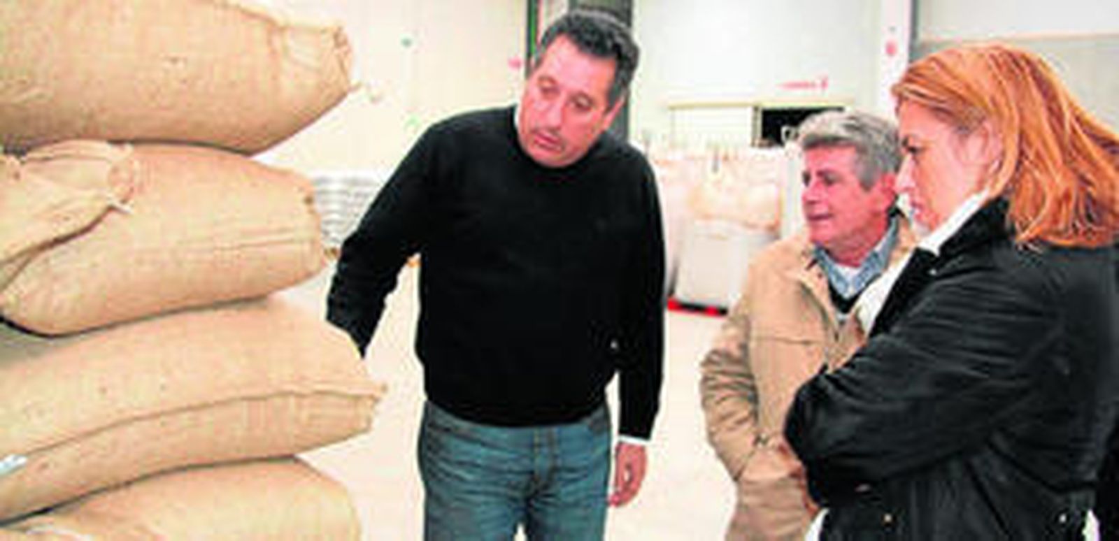 La delegada del Gobierno, Sonia Ferrer, visitó las instalaciones de Almendras Utrera, en Albanchez.