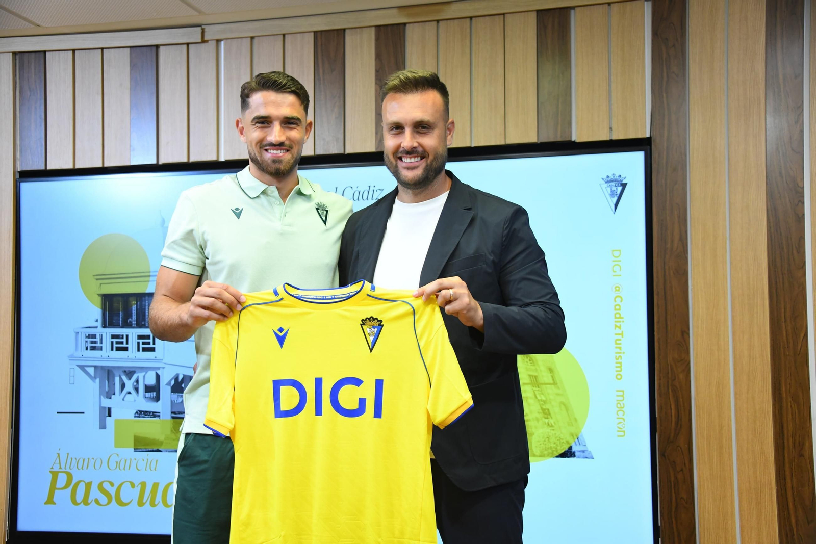 García Pascual (i) y Cala sostienen una camiseta del Cádiz.