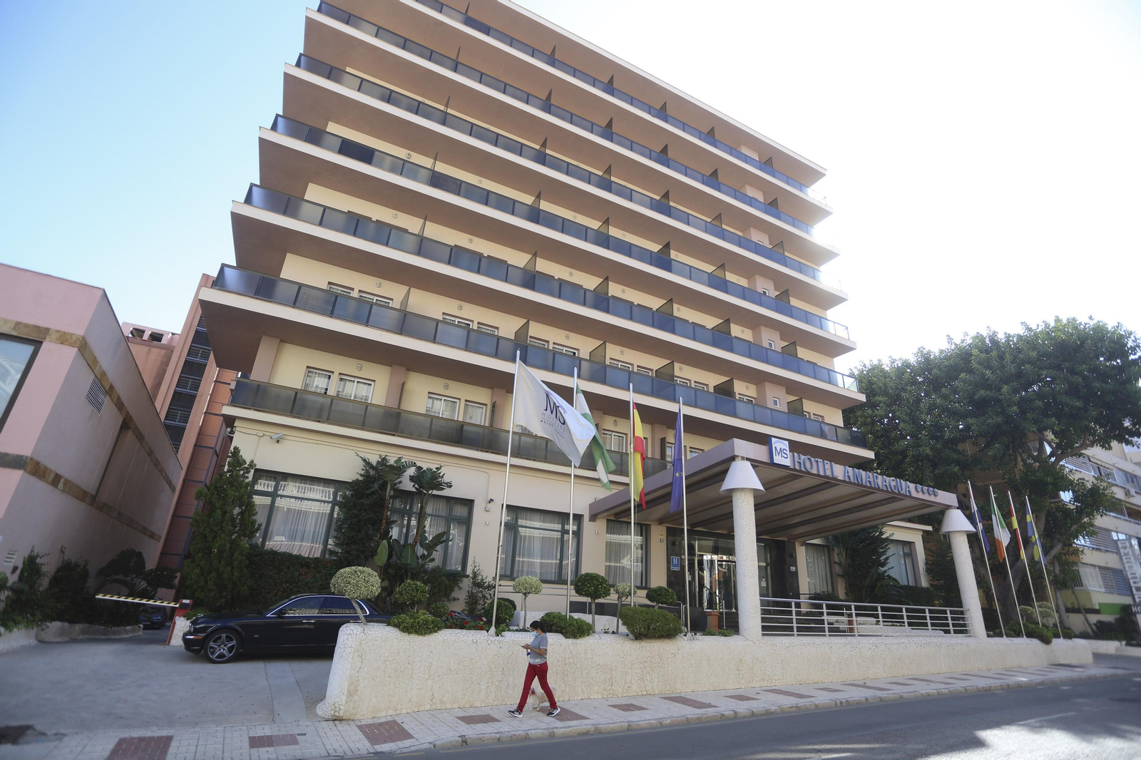 Sábanas blancas visten el hotel Amaragua de Torremolinos, cerrado por el coronavirus, en fotos