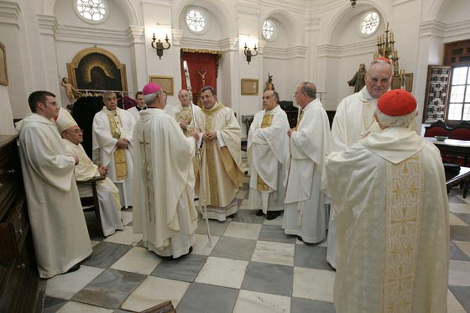 Un momento de la procesión por el interior de la Catedral.