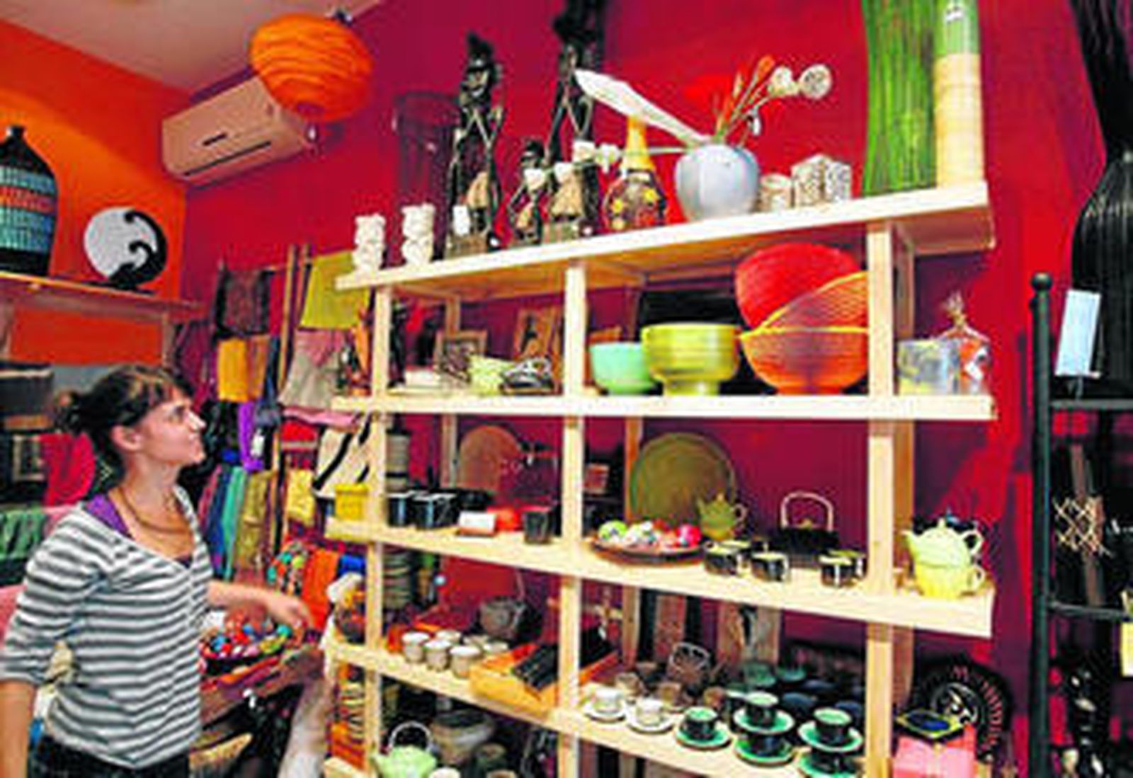 Una cliente observa artículos de una tienda de Comercio Justo.