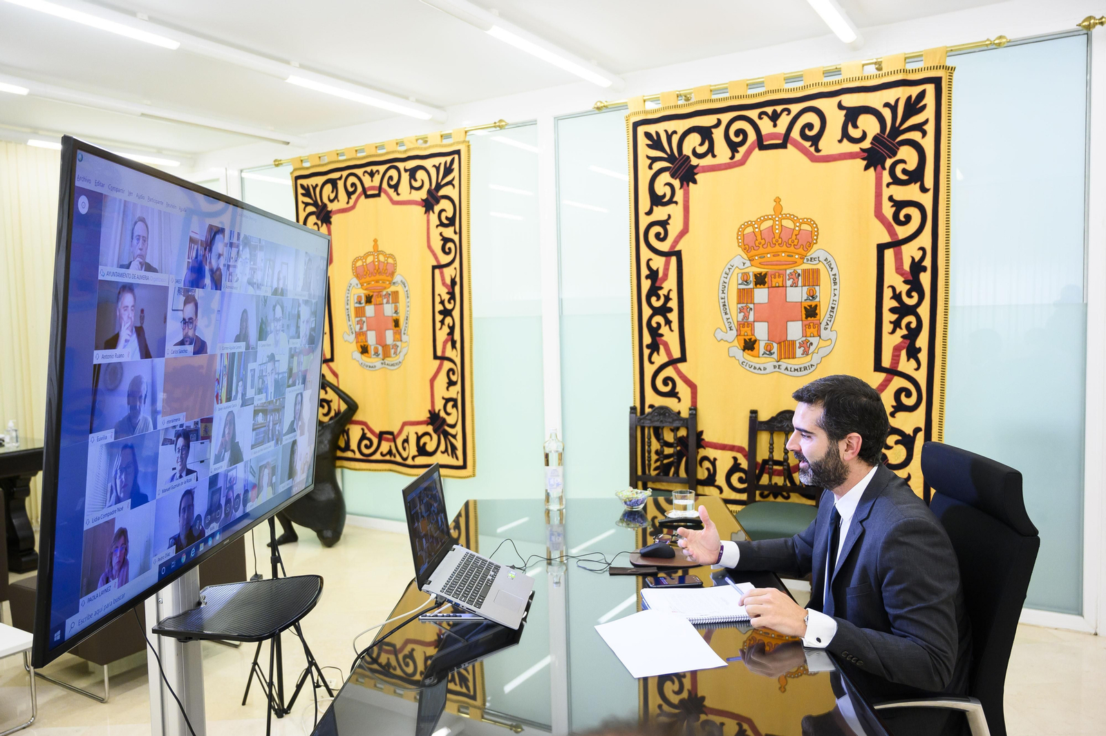 El alcalde y los portavoces, durante el minuto de silencio,  del Pleno telemático