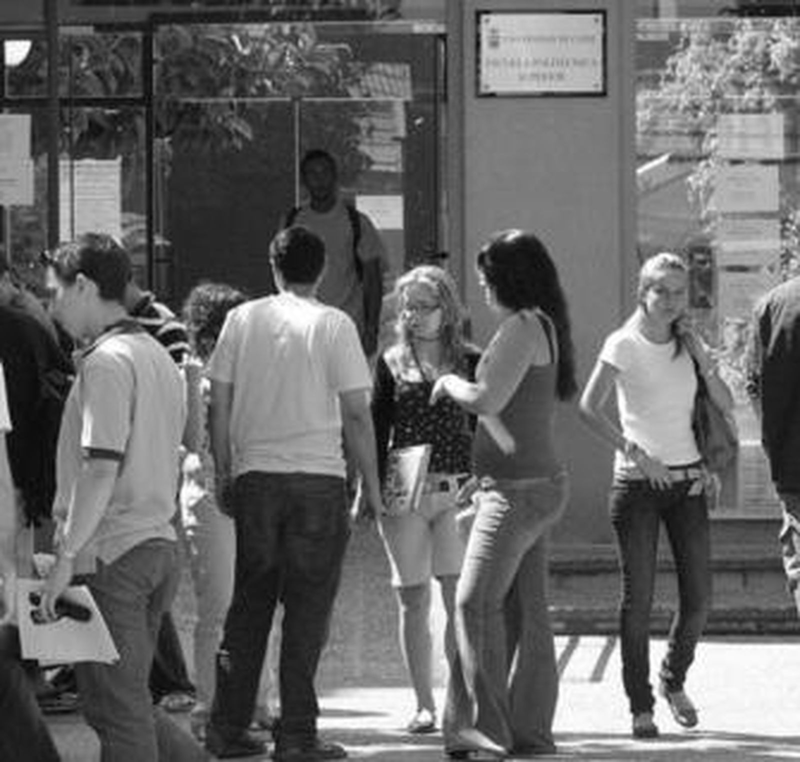 Estudiantes conversan a las puertas de la Politécnica de Algeciras.