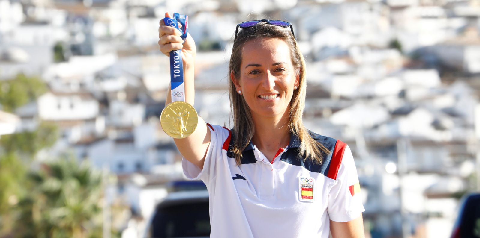 Fátima Gálvez muestra su medalla de oro olímpica conseguida en los Juegos de Tokio.