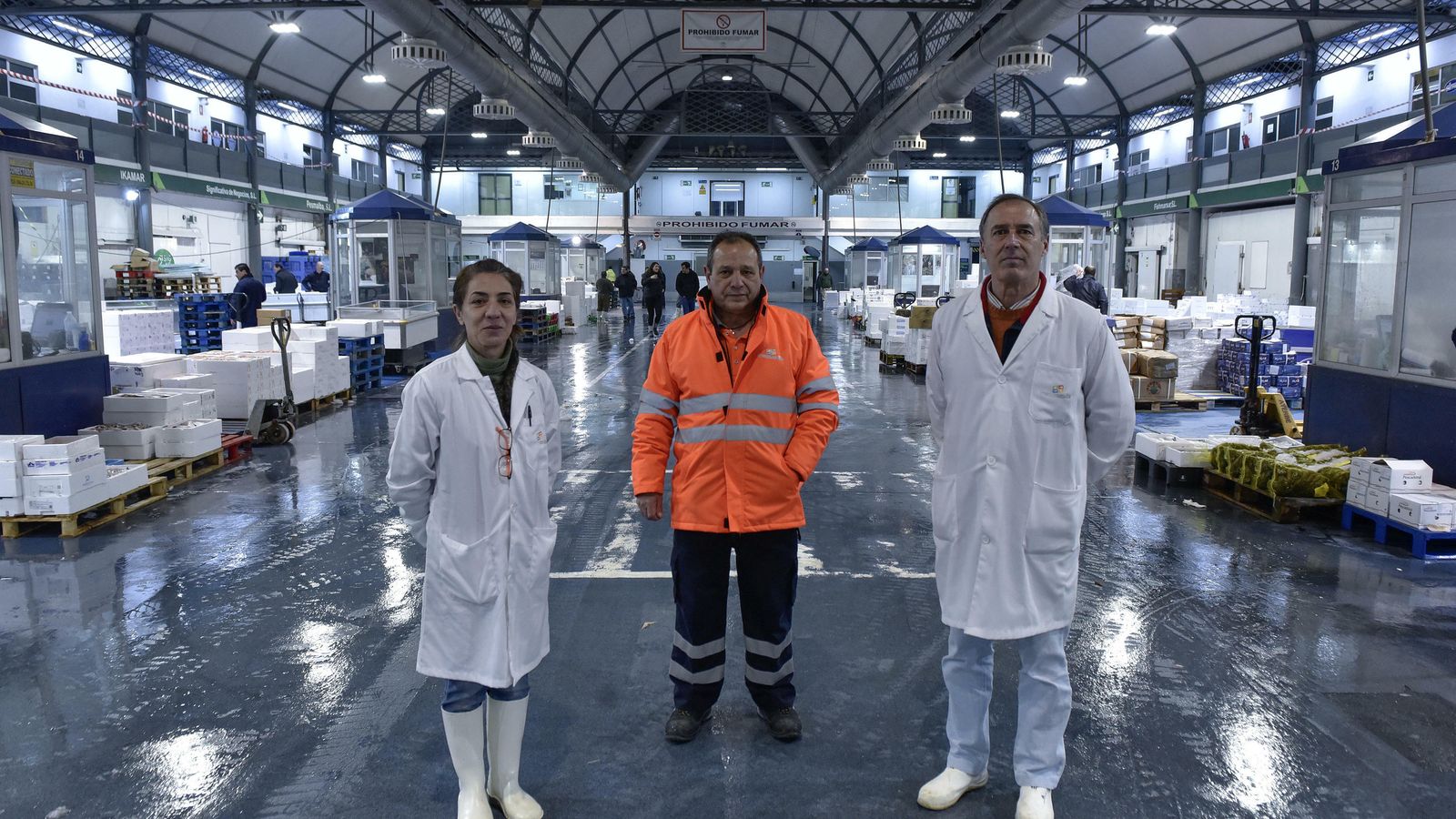 Los veterinarios José Cabrera y Fátima García junto al agente de Mercado Ramón Choclán en el mercado central del pescado.