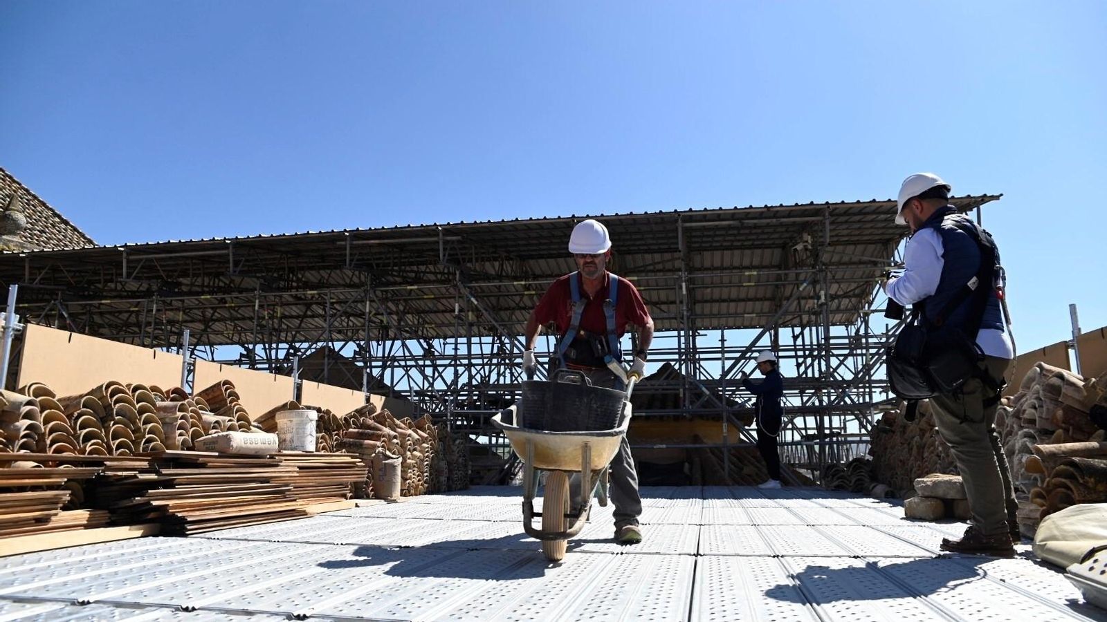 Varias personas en las obras de la Maqsura.