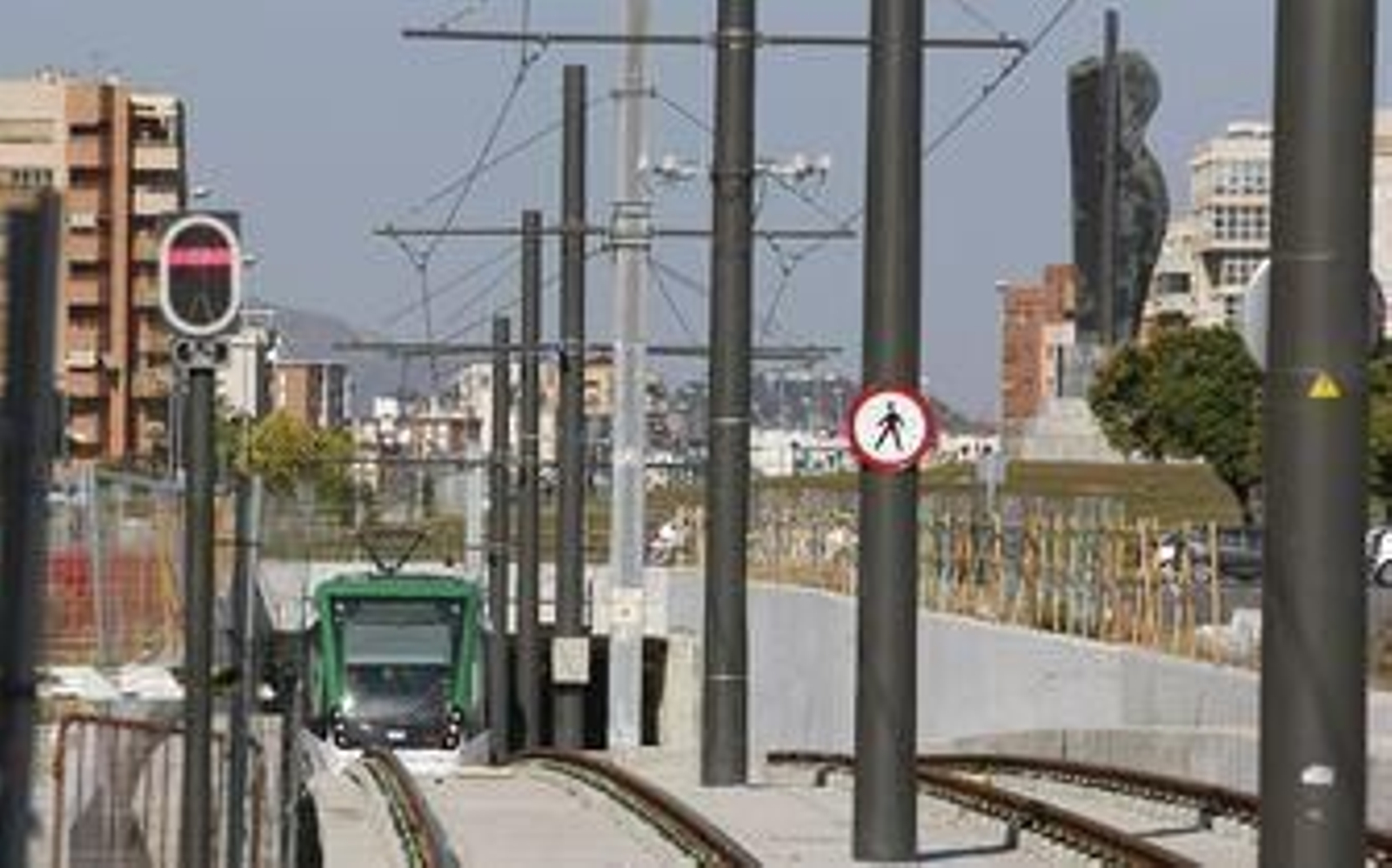 Bendodo insta a Junta y Ayuntamiento a "sentarse y buscar una solución" para el Metro