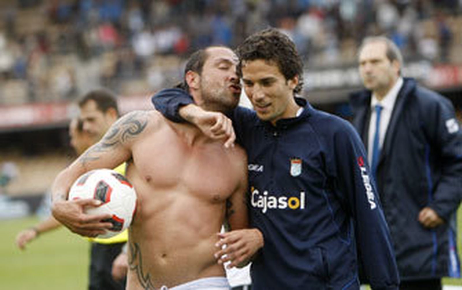 Jose Mari es felicitado al final del partido./Juan Carlos Toro