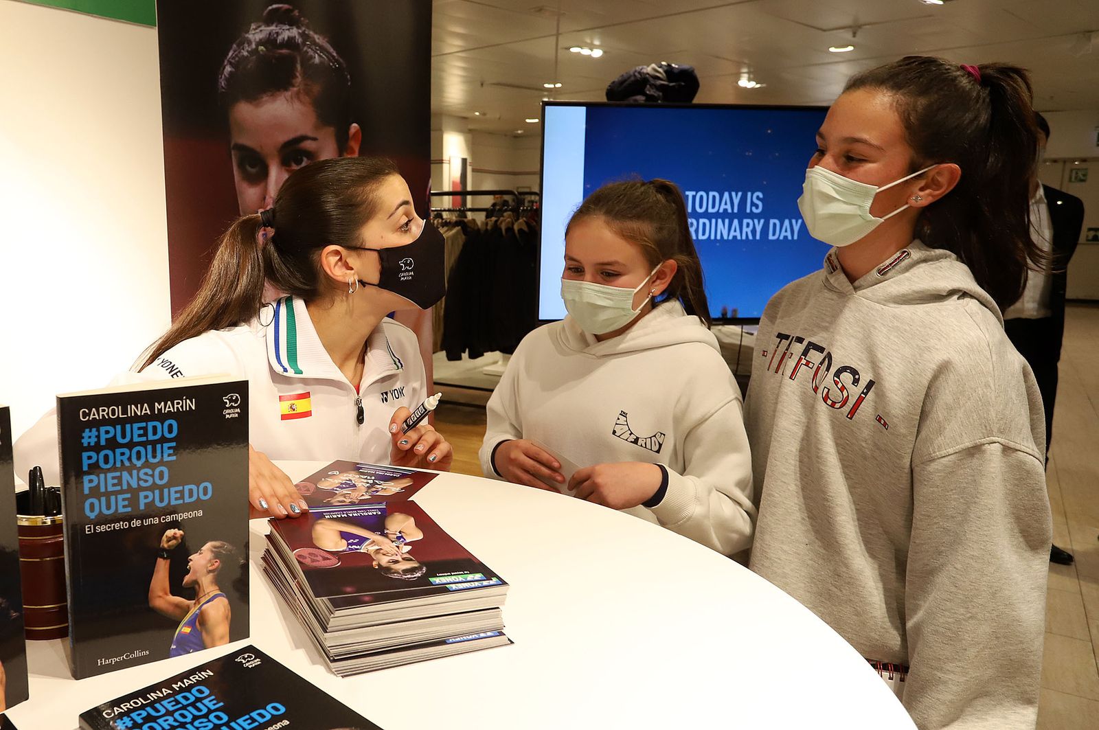 Huelva 2021: Carolina Marín firma autógrafos en el Corte Inglés de Huelva durante el Mundial de Bádminton