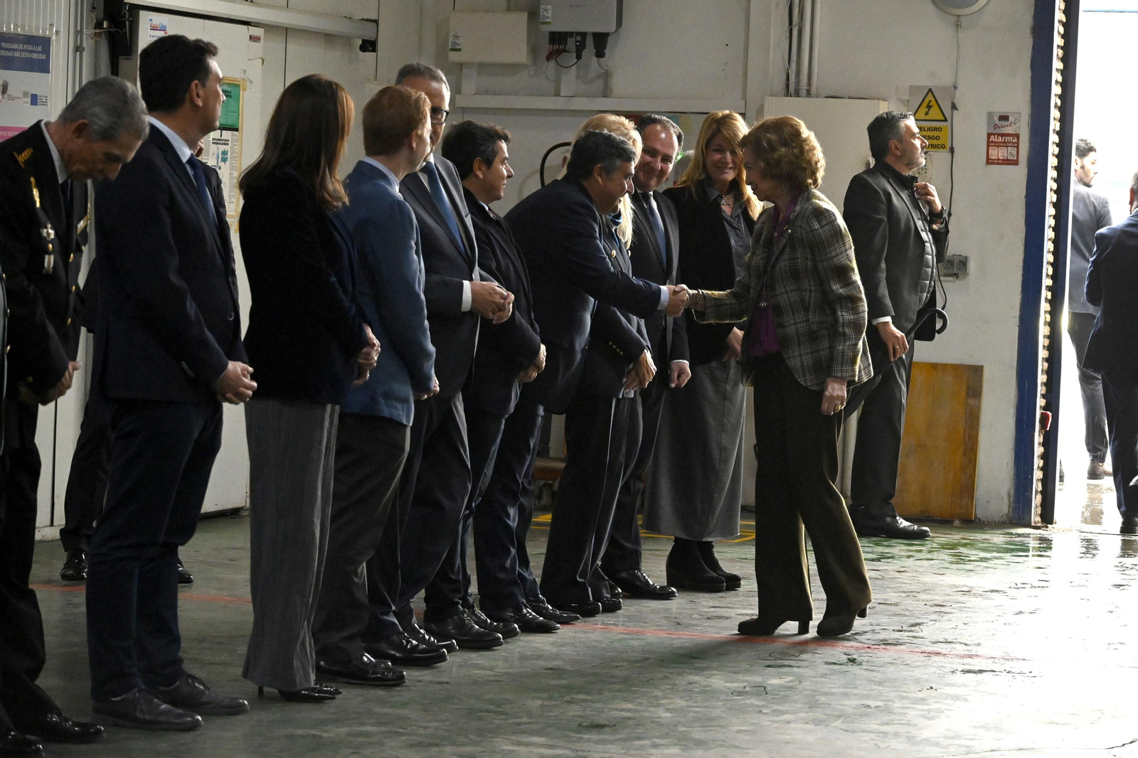 La Reina Sofía visita el Banco de Alimentos de Huelva, en imágenes