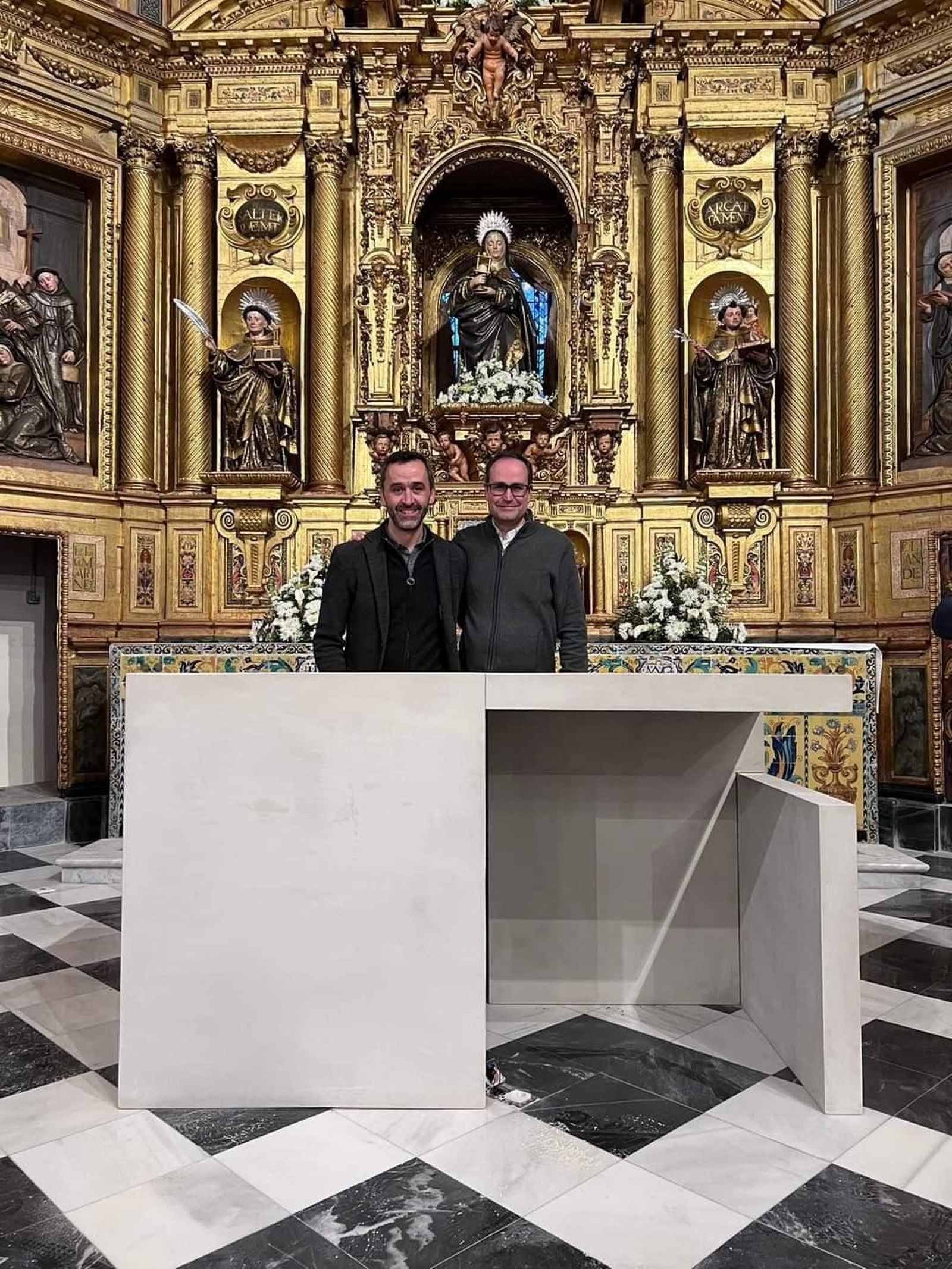 Pablo Millán y Antonio Rodríguez Babío junto a la nueva mesa de altar.