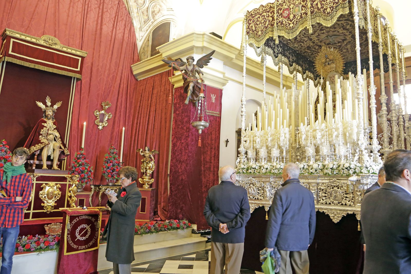 Momentos de los besamanos y besapies de este domingo de Pregón