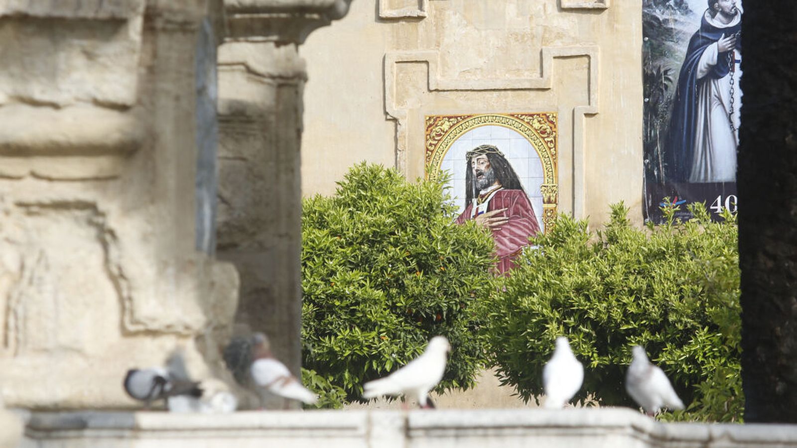 Las palomas miran un mosaico del Rescatado en la plaza del Alpargate.