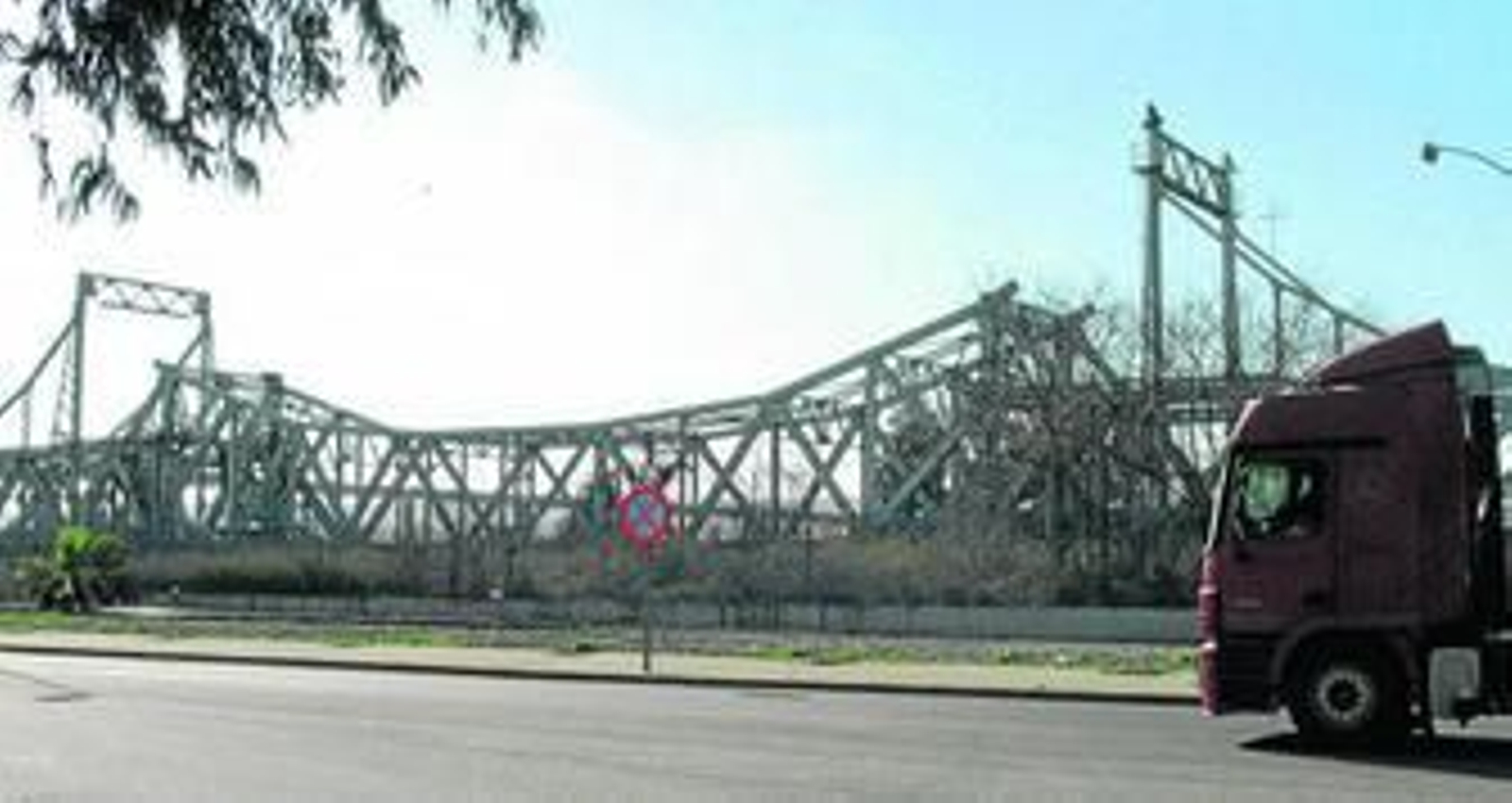 El Puente de Hierro está almacenado en las instalaciones de la Autoridad Portuaria de Sevilla.