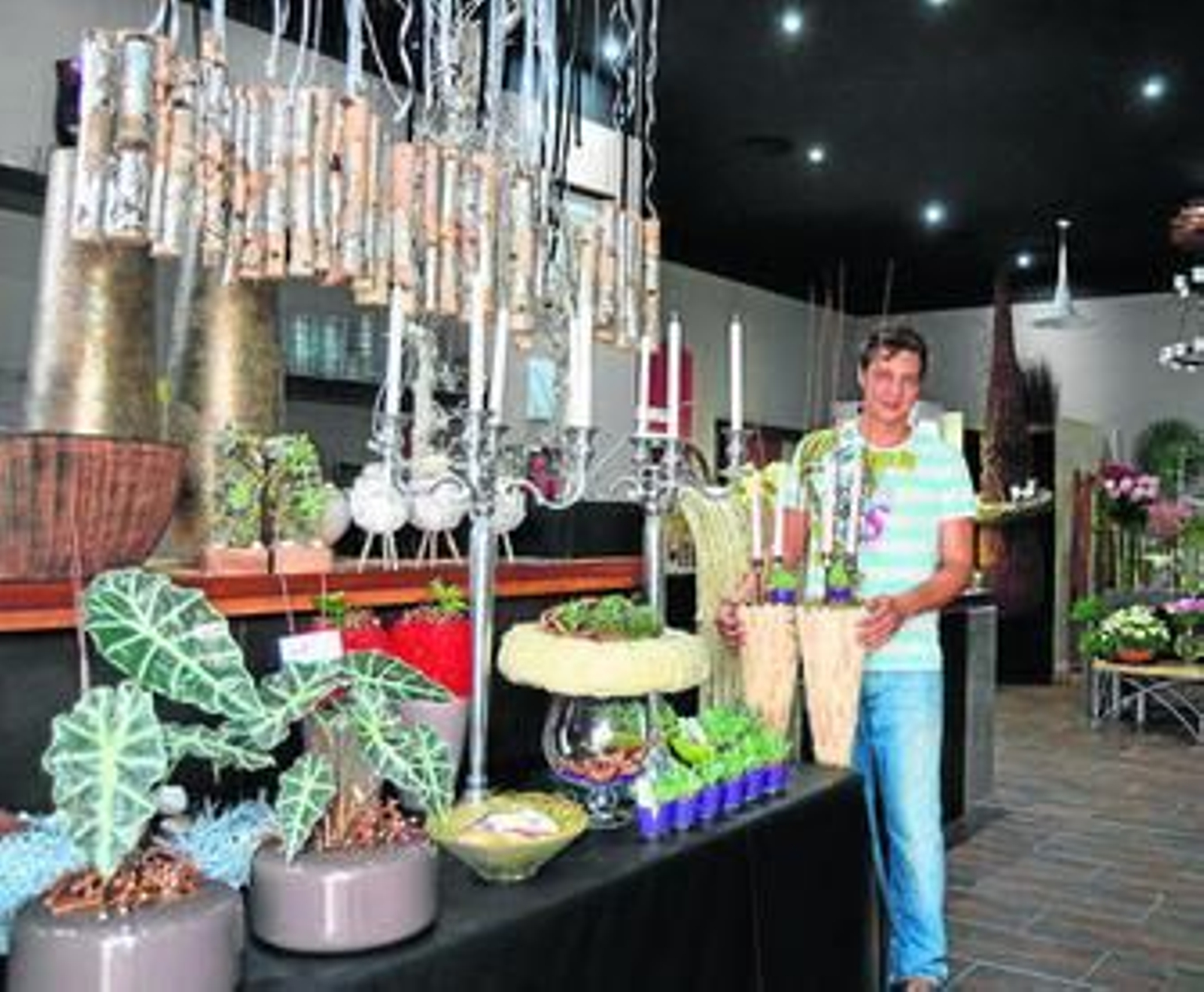 Roberto Silvosa con alguna de sus creaciones florales.