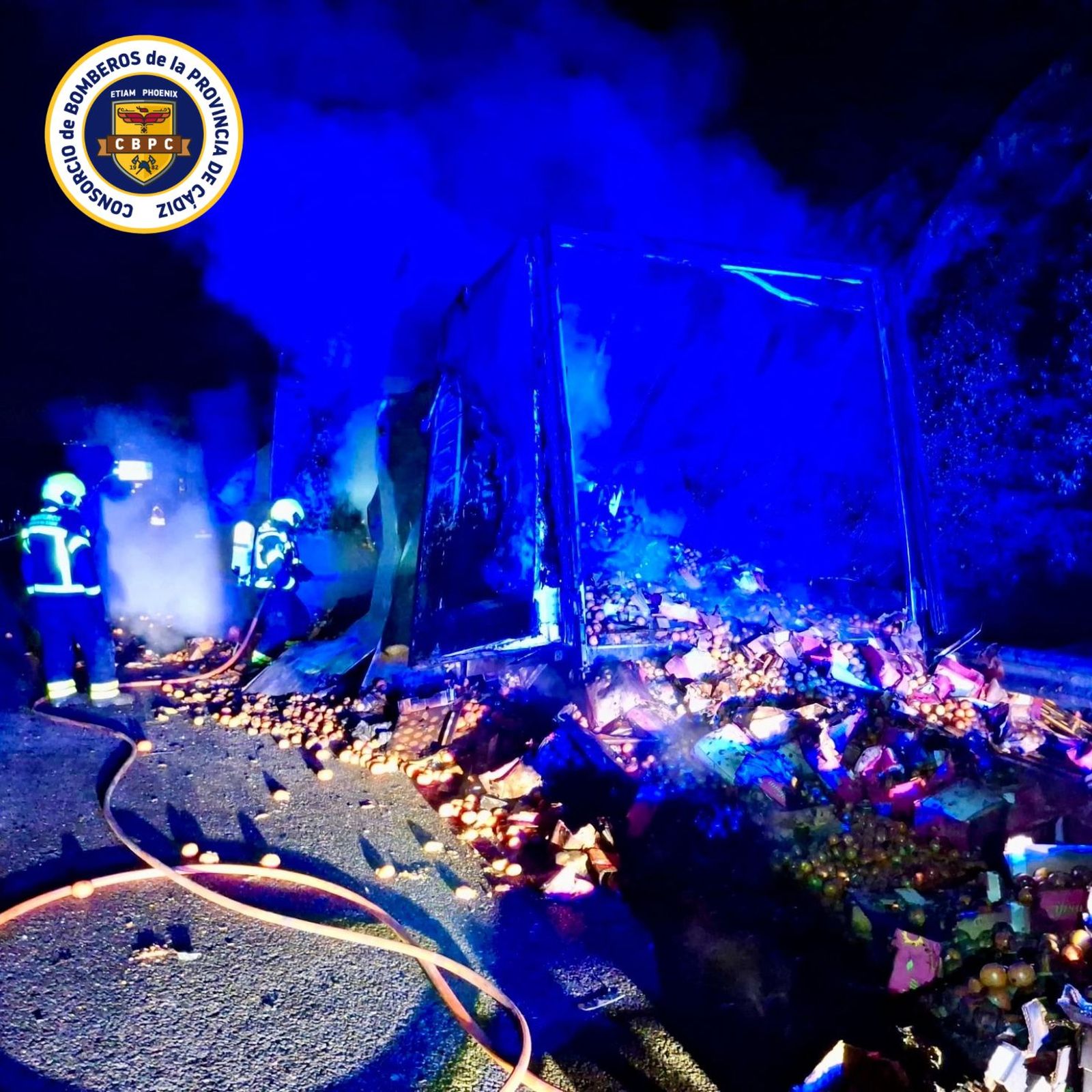 Los trabajos de extinción del camión se prolongaron durante varias horas.