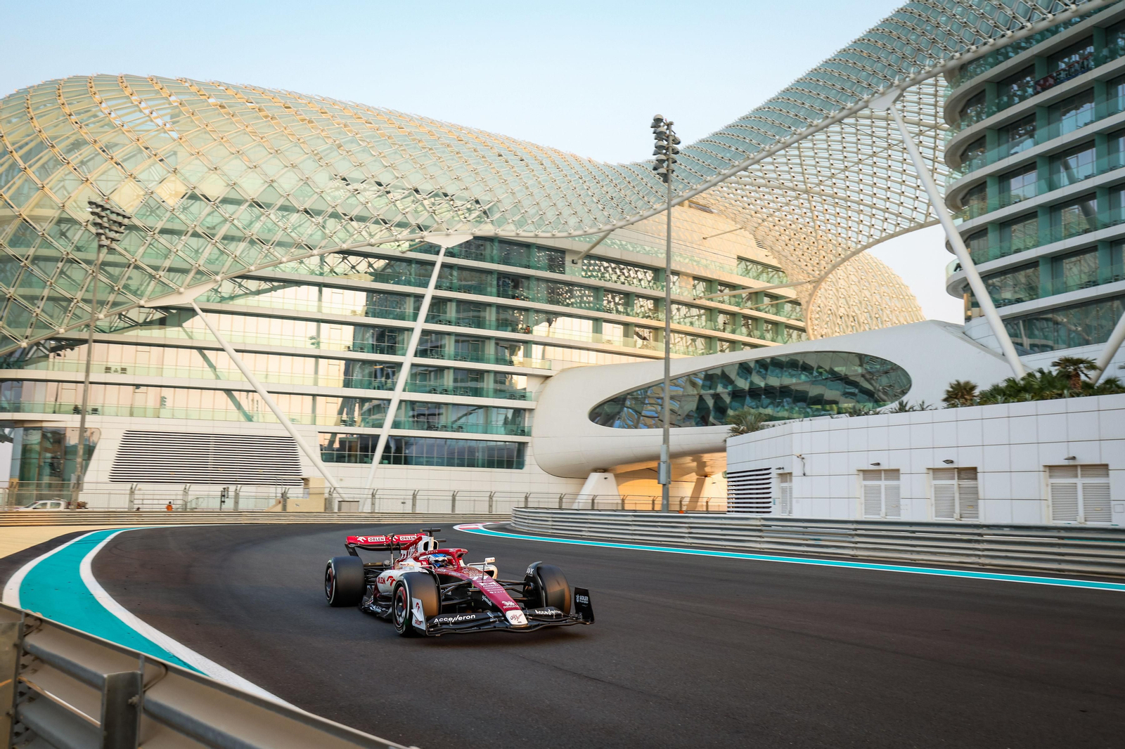 Las escuderías de  Fórmula uno se prueban tras el fin de temporada