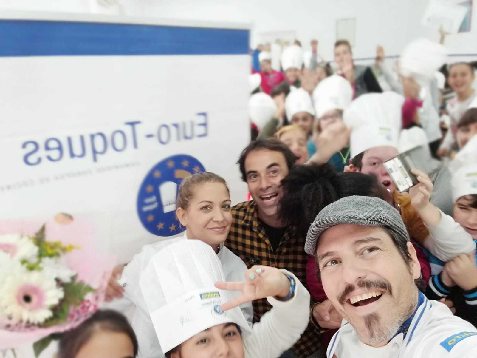 Sergio García se fotografía junto a María Montilla y los escolares del CEIP Guadalhorce.