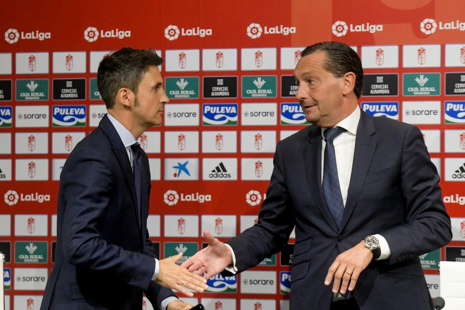 El director de Negocio Pablo García Sampedro y el director general de la entidad Alfredo García Amado se estrechan la mano.
