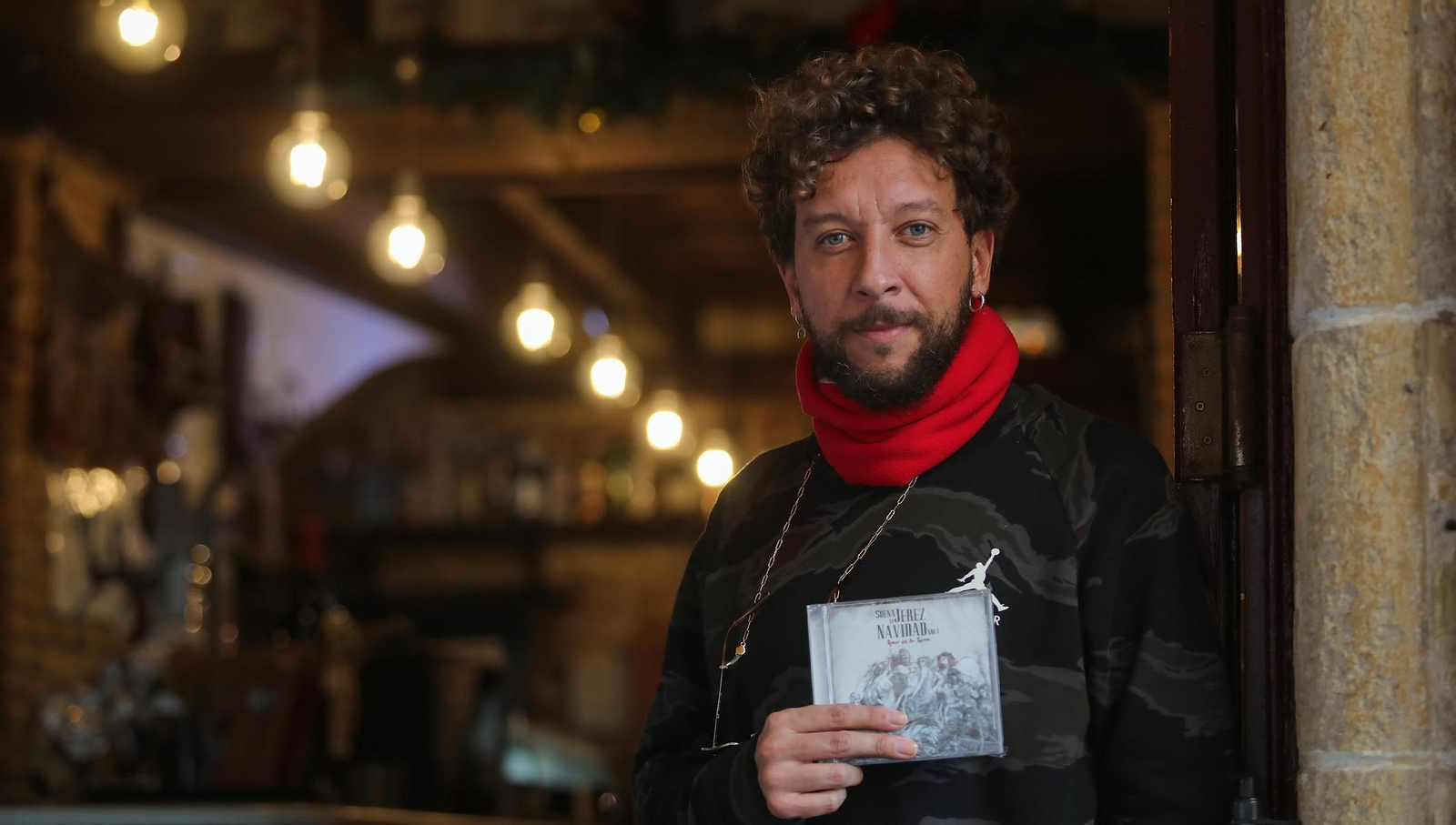 El guitarrista Pepe del Morao posa con el nuevo disco. El guitarrista Pepe del Morao posa con el nuevo disco.