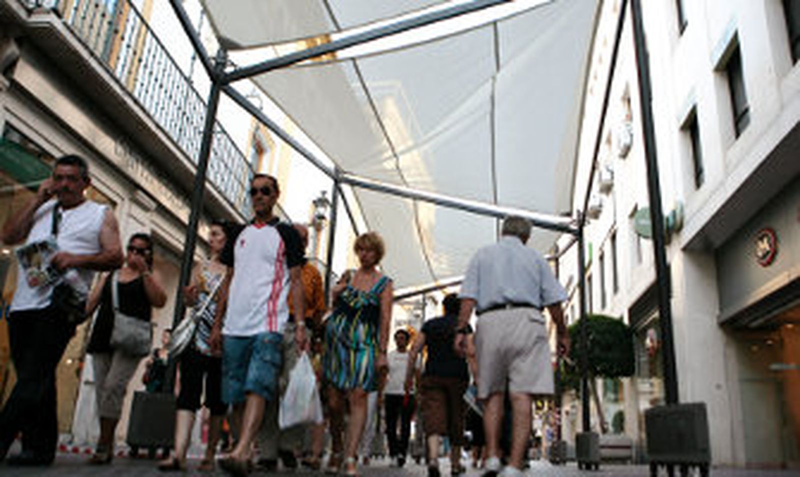 Urbanismo saca a concurso por casi 208.000 euros los toldos de las calles del centro