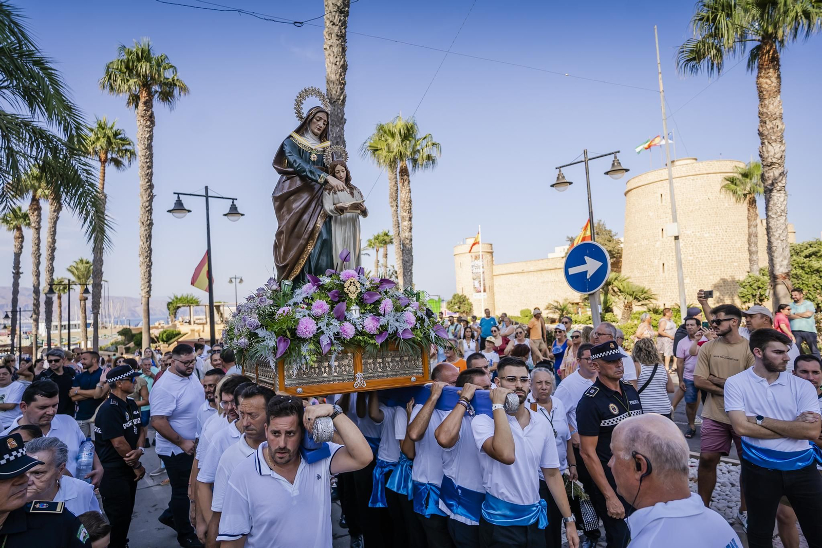 La procesión de la Virgen del Carmen y Santa Ana pone el broche final a las fiestas del Puerto de Roquetas