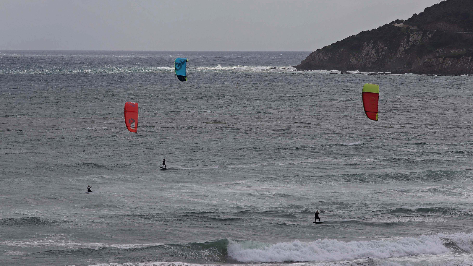Primera manga del Spain Kiteboarding League en la playa de Getares