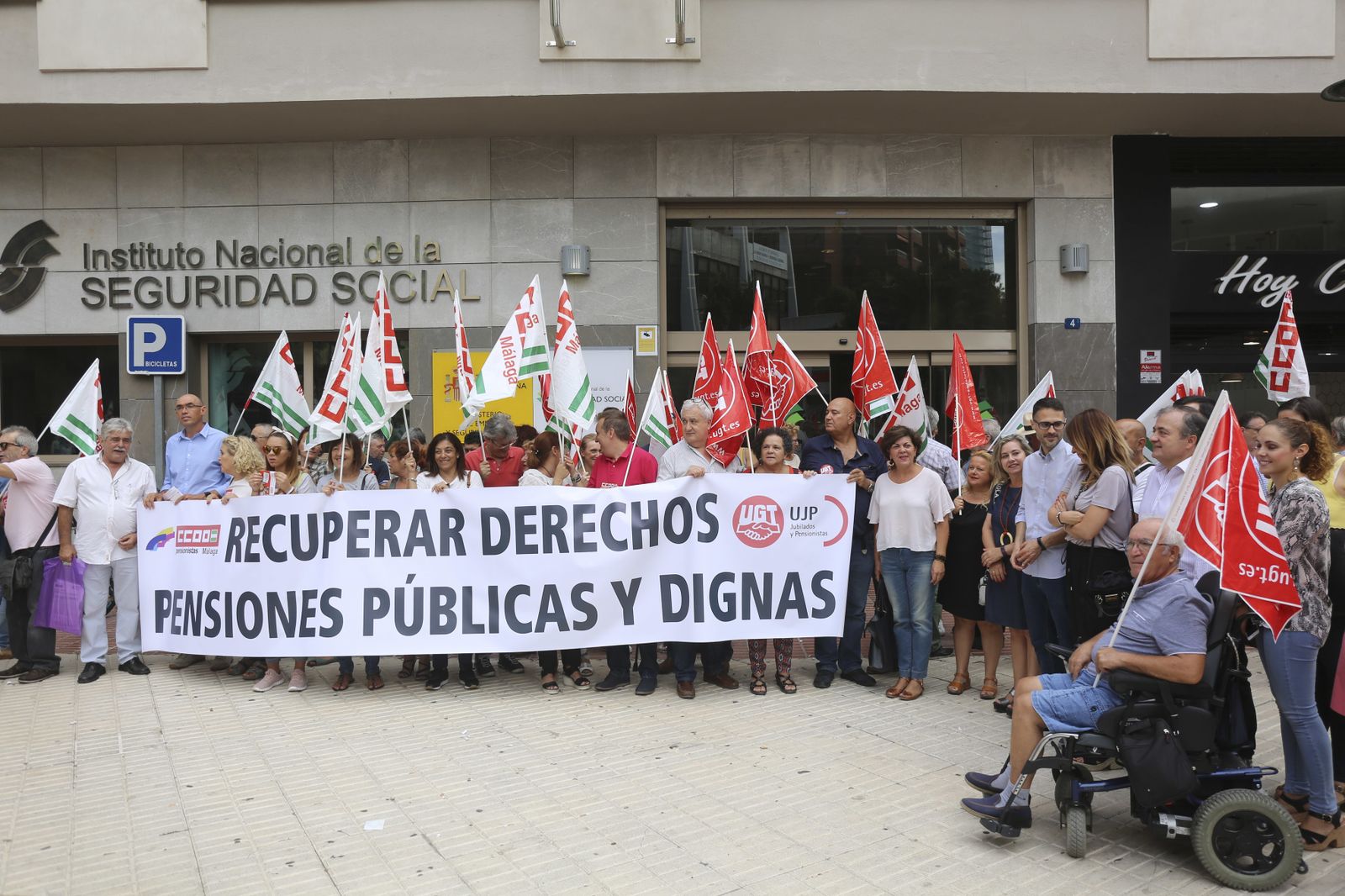Protesta frente a la sede de Seguridad Social en Málaga