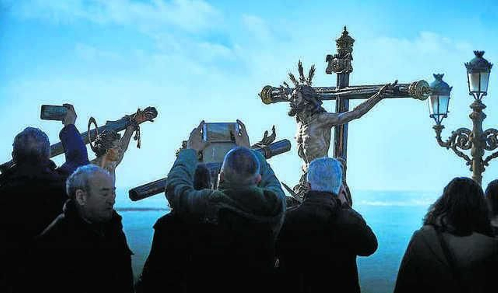 Una cruz para elevar al hombre