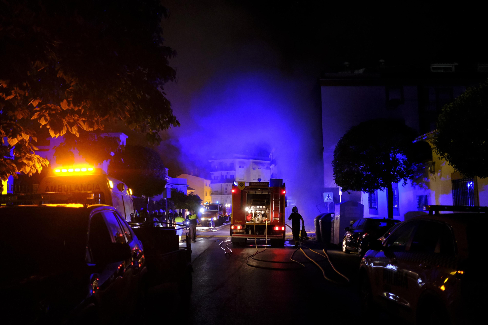 Incendio de un edificio de 18 viviendas en Ronda, en fotos