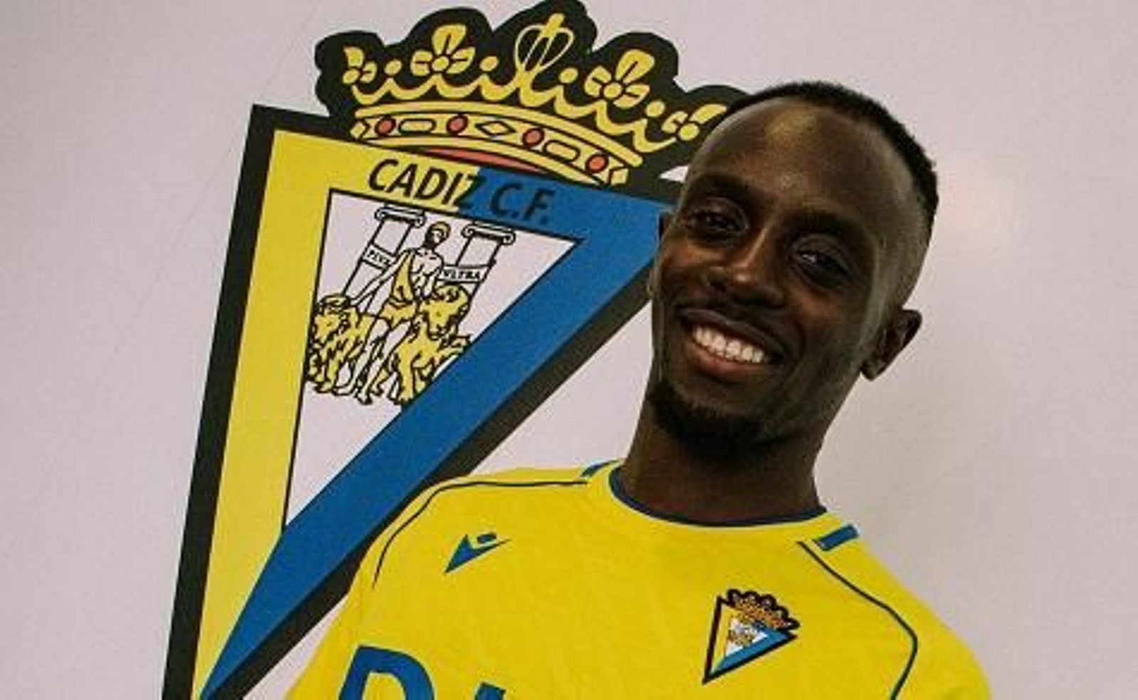 Diarra ya posa con la camiseta del Cádiz.