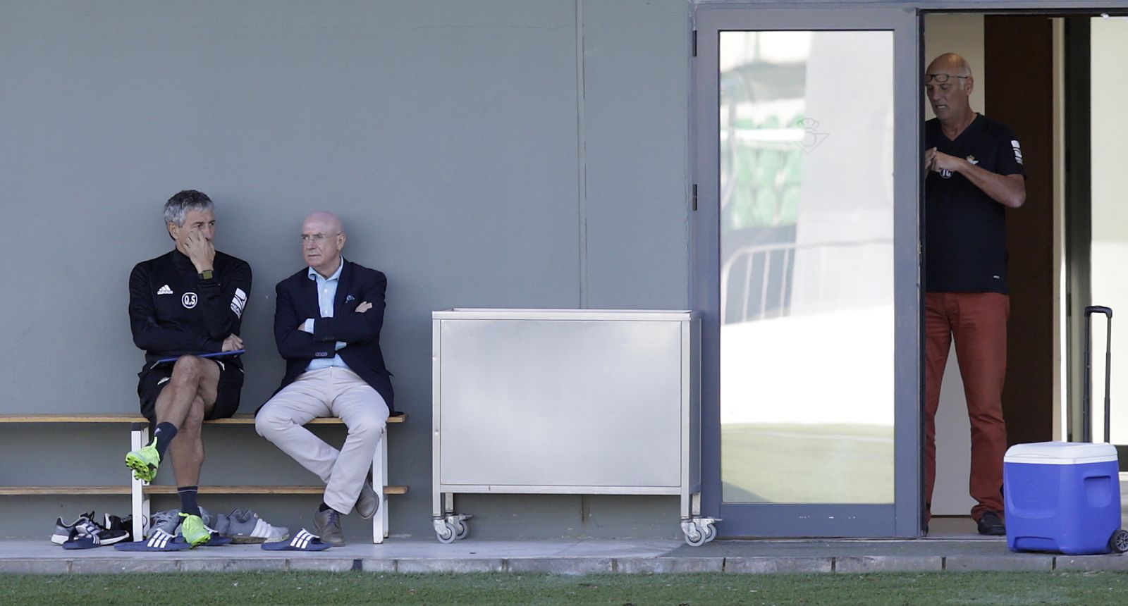 Lorenzo Serra Ferrer y Quique Setién dialogan durante un entrenamiento del equipo verdiblanco.