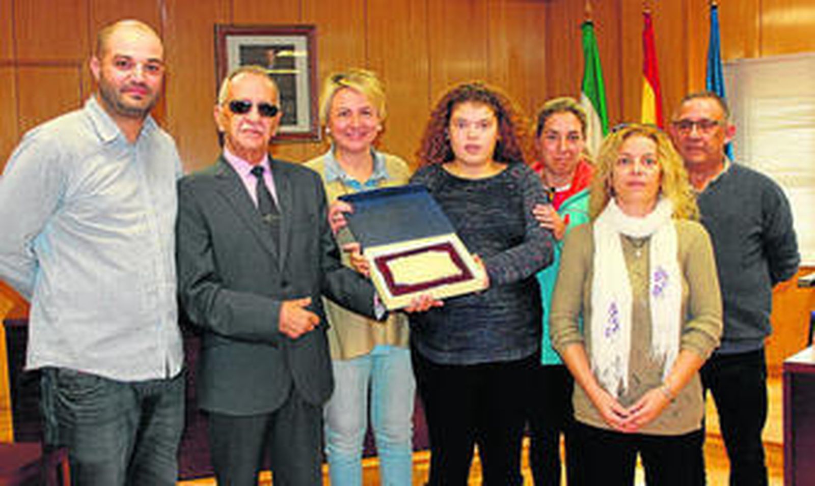 El homenajeado, junto a los concejales y sus familiares.
