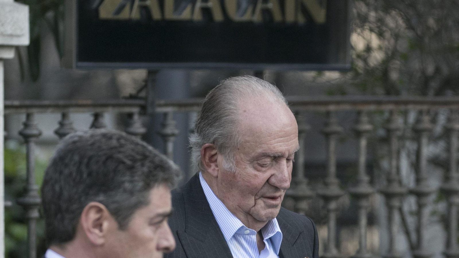 Don Juan Carlos, saliendo del restaurante Zalacaín, en una imagen de archivo.